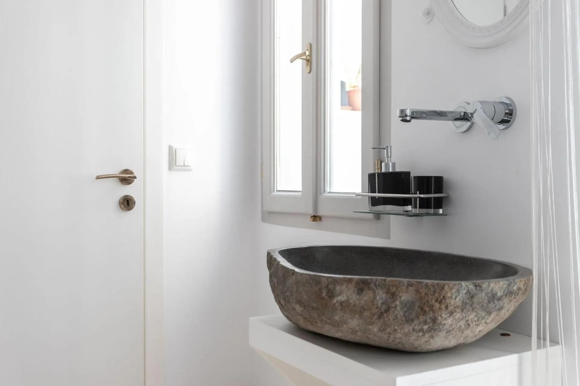 Bathroom in aníko suites Chora