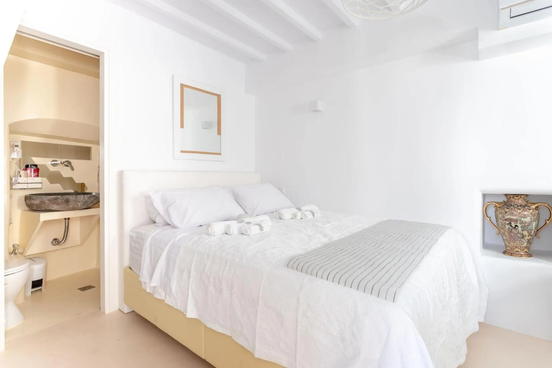 Bed in aníko suites Chora