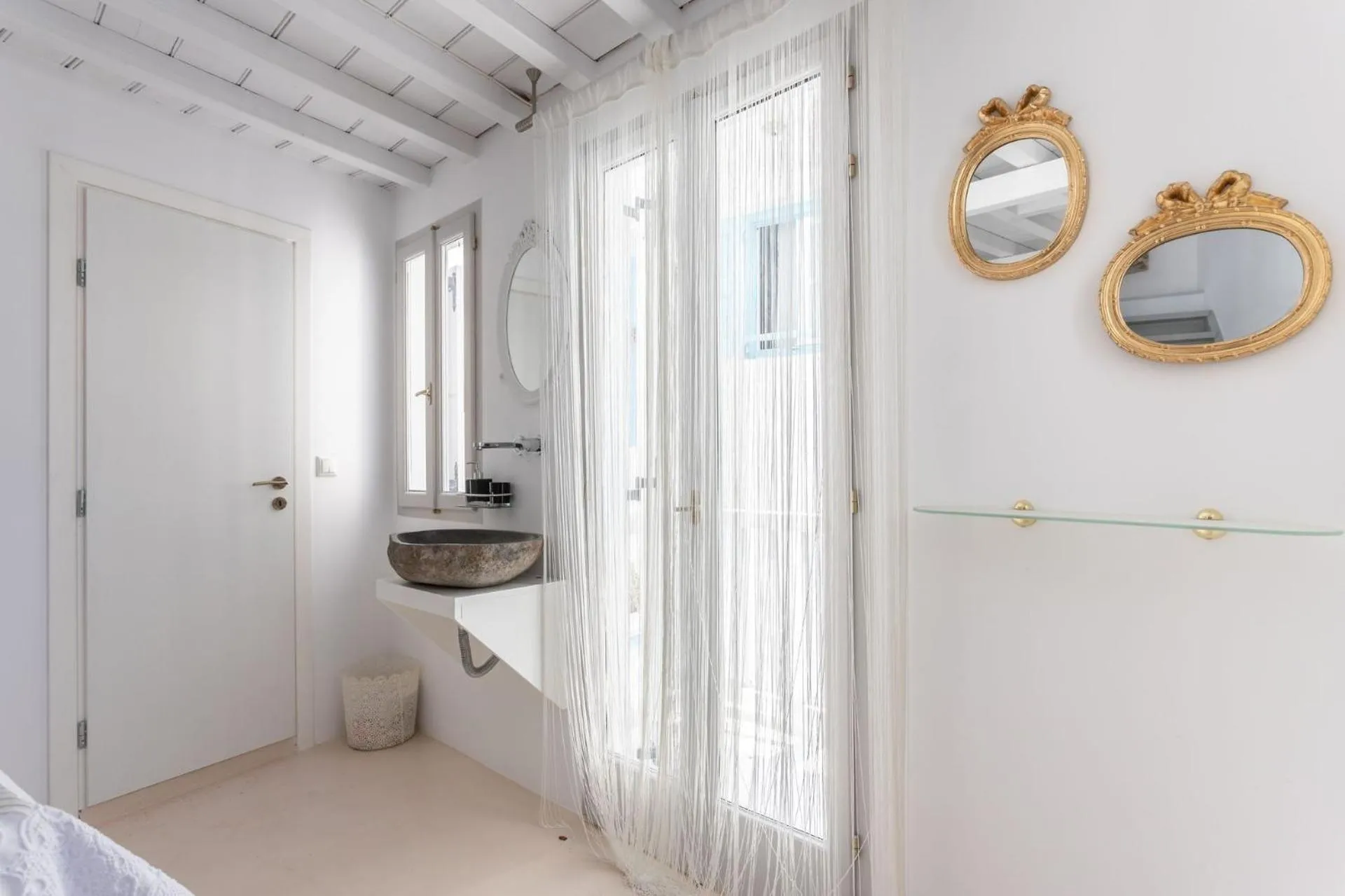 Bathroom, Bed in aníko suites Chora