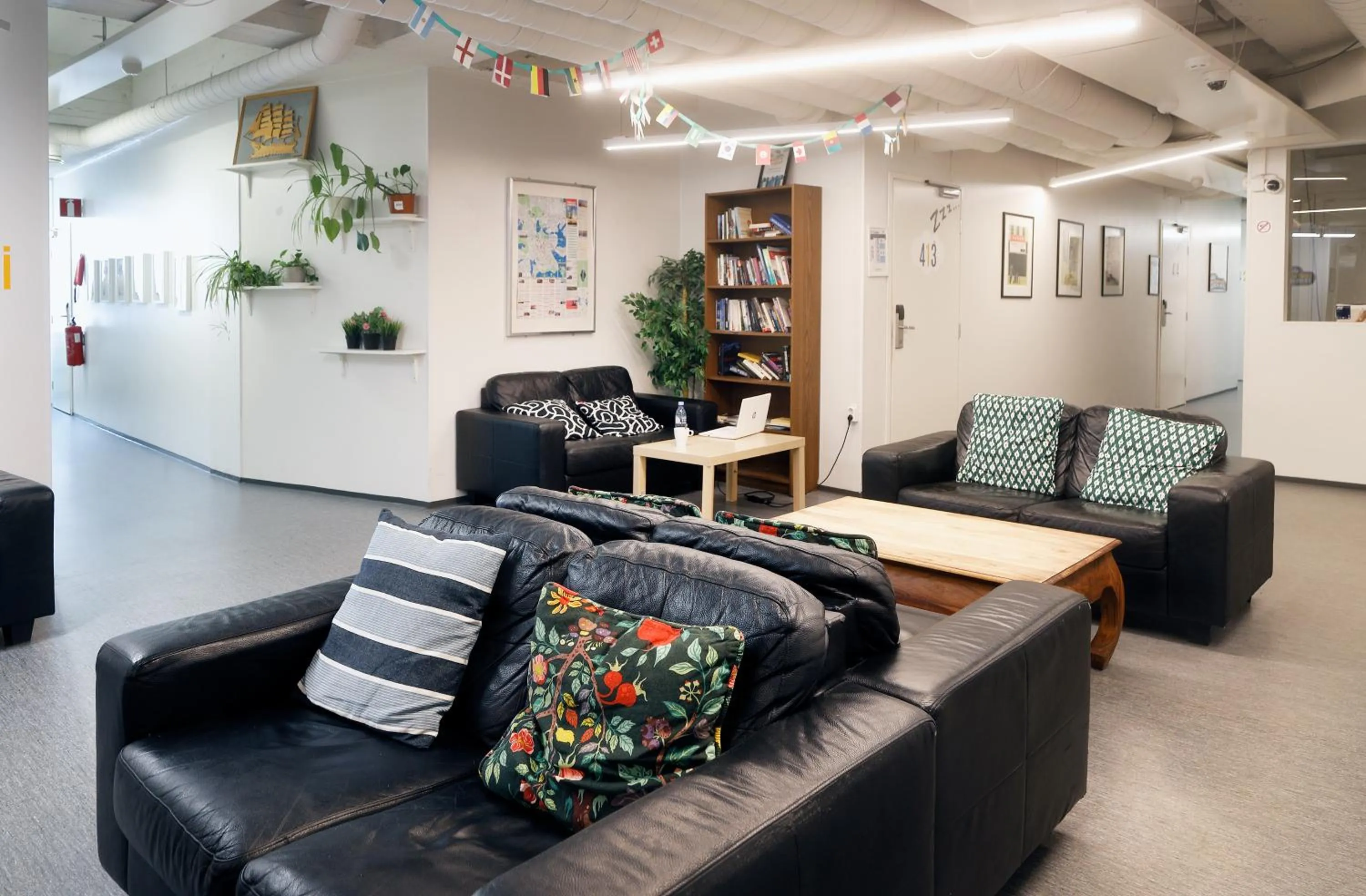 Communal lounge/ TV room in CheapSleep Hostel Helsinki