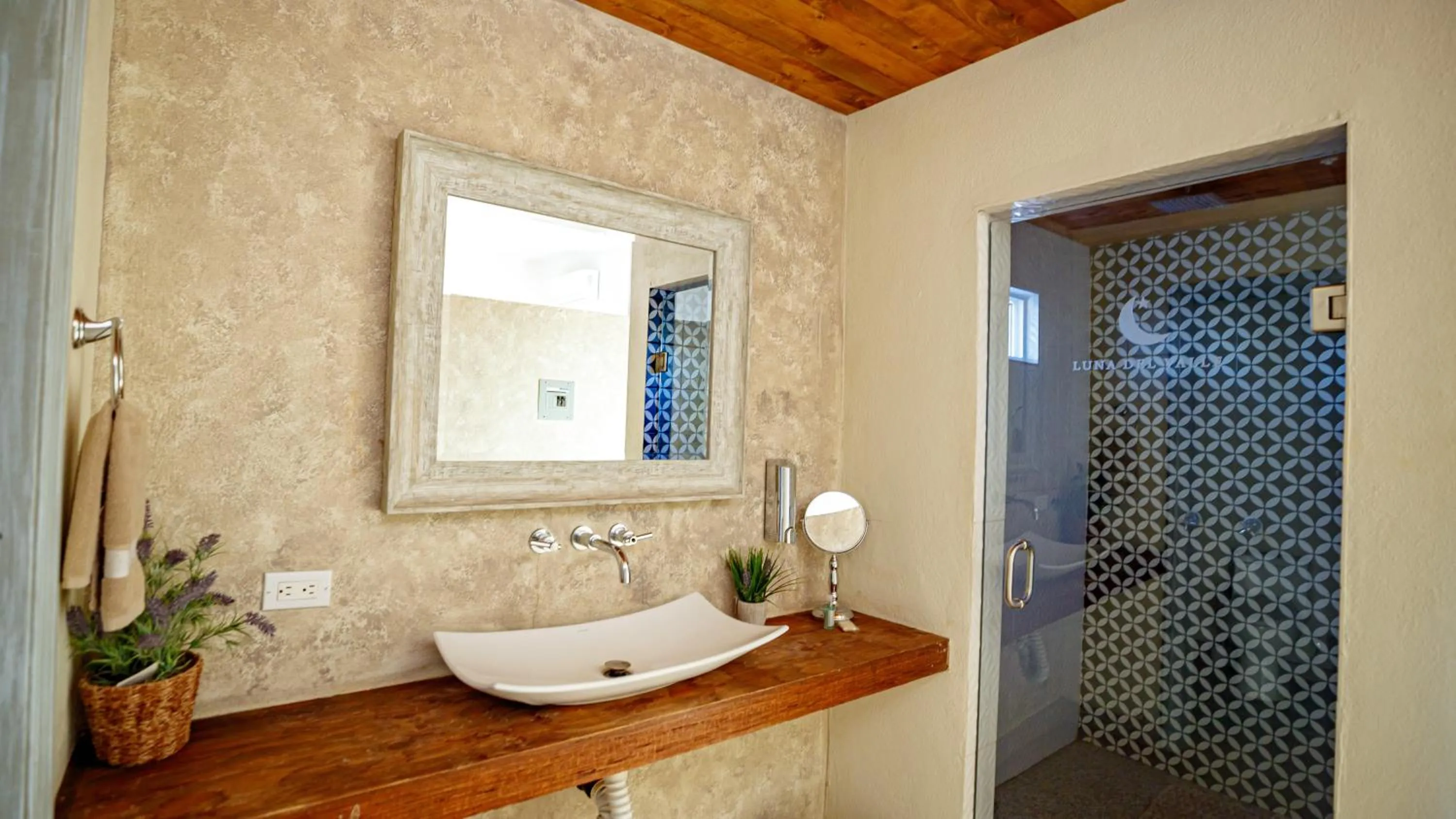 Shower in Luna Del Valle