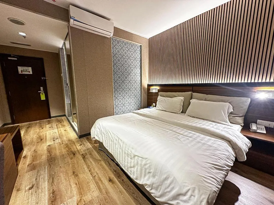 Bed in Pine Tree Hotel