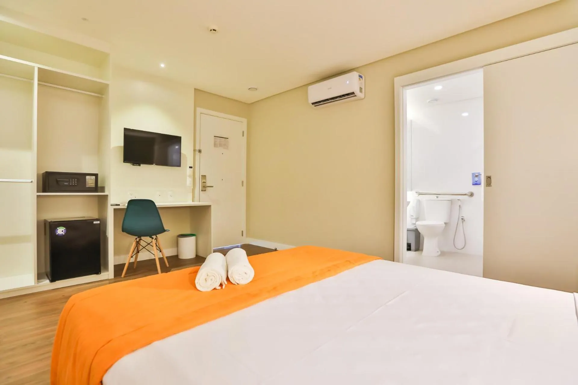 Toilet, Bed in Transamerica Fit Serra