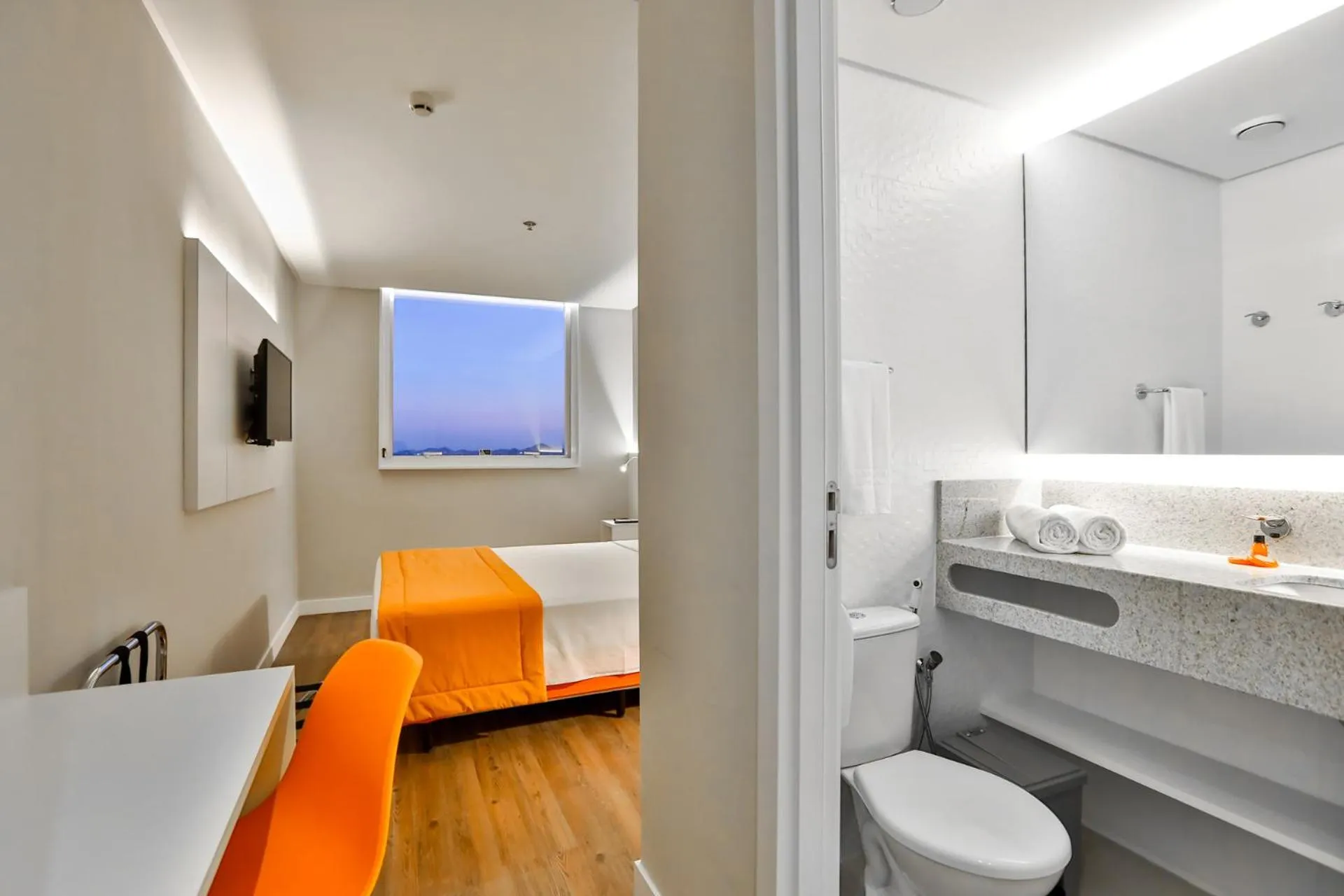 Bathroom, Bed in Transamerica Fit Serra