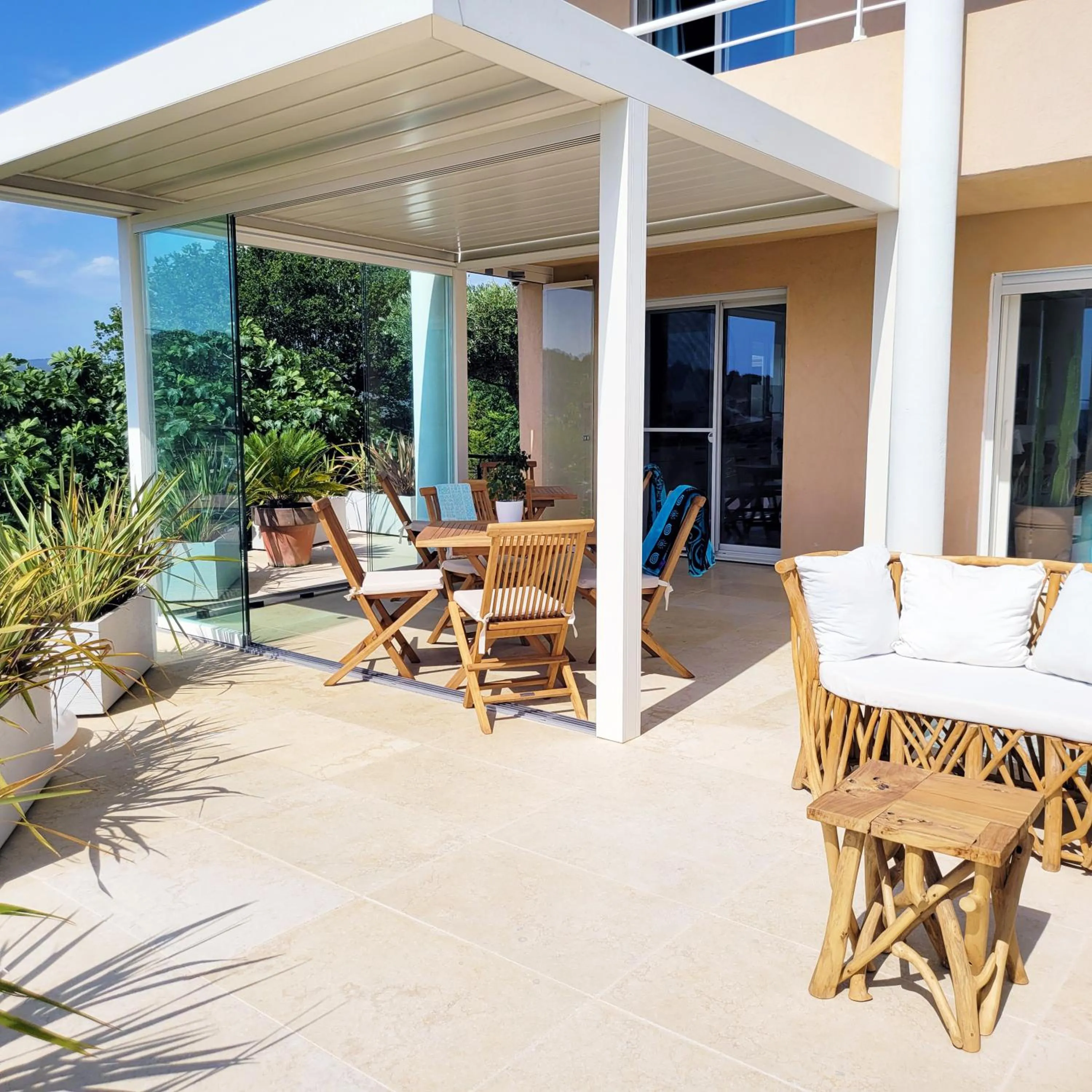 Patio in Le Nid Bleu