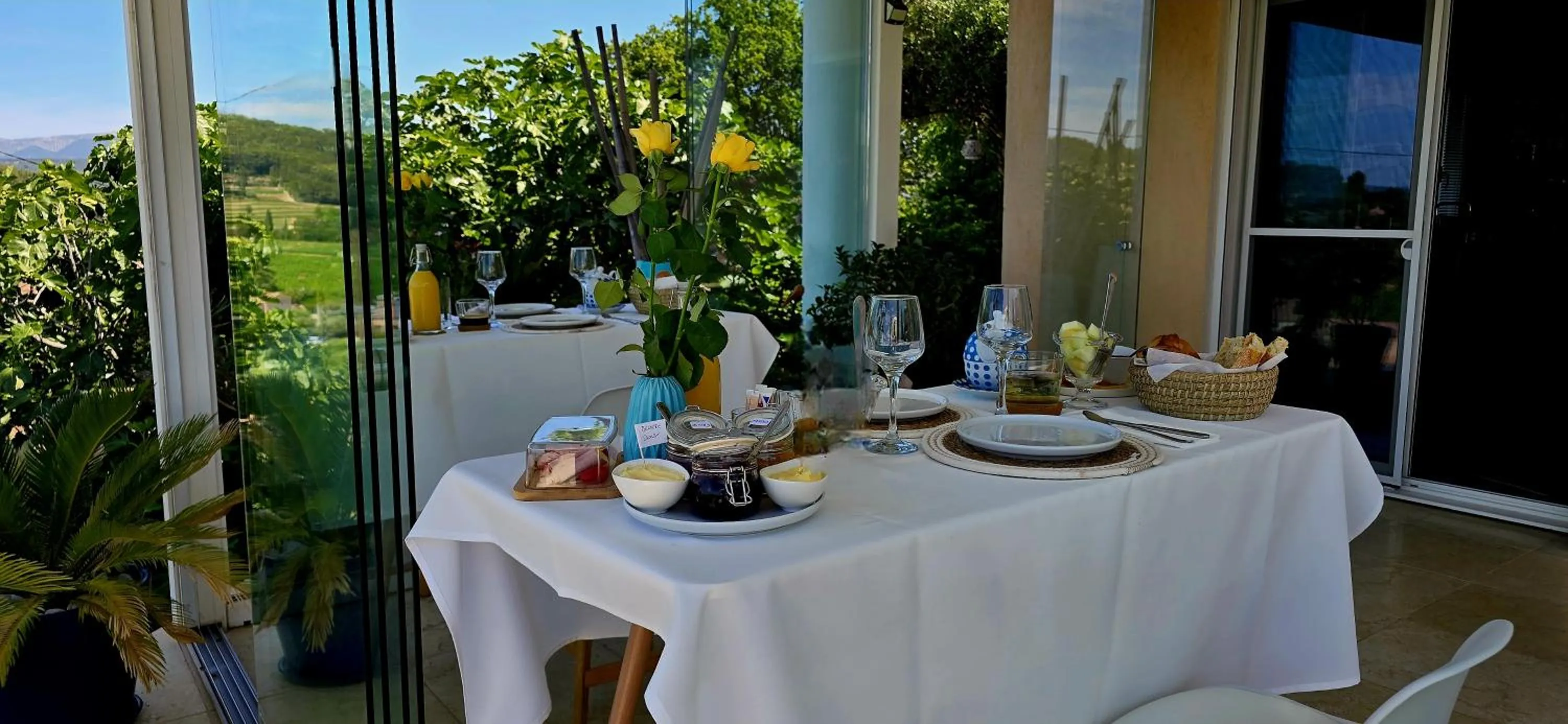 Breakfast in Le Nid Bleu