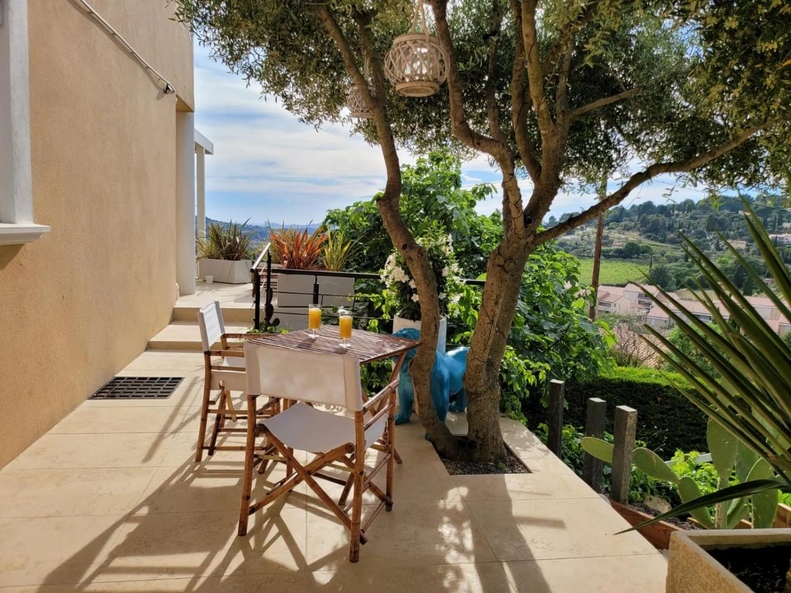 Patio in Le Nid Bleu