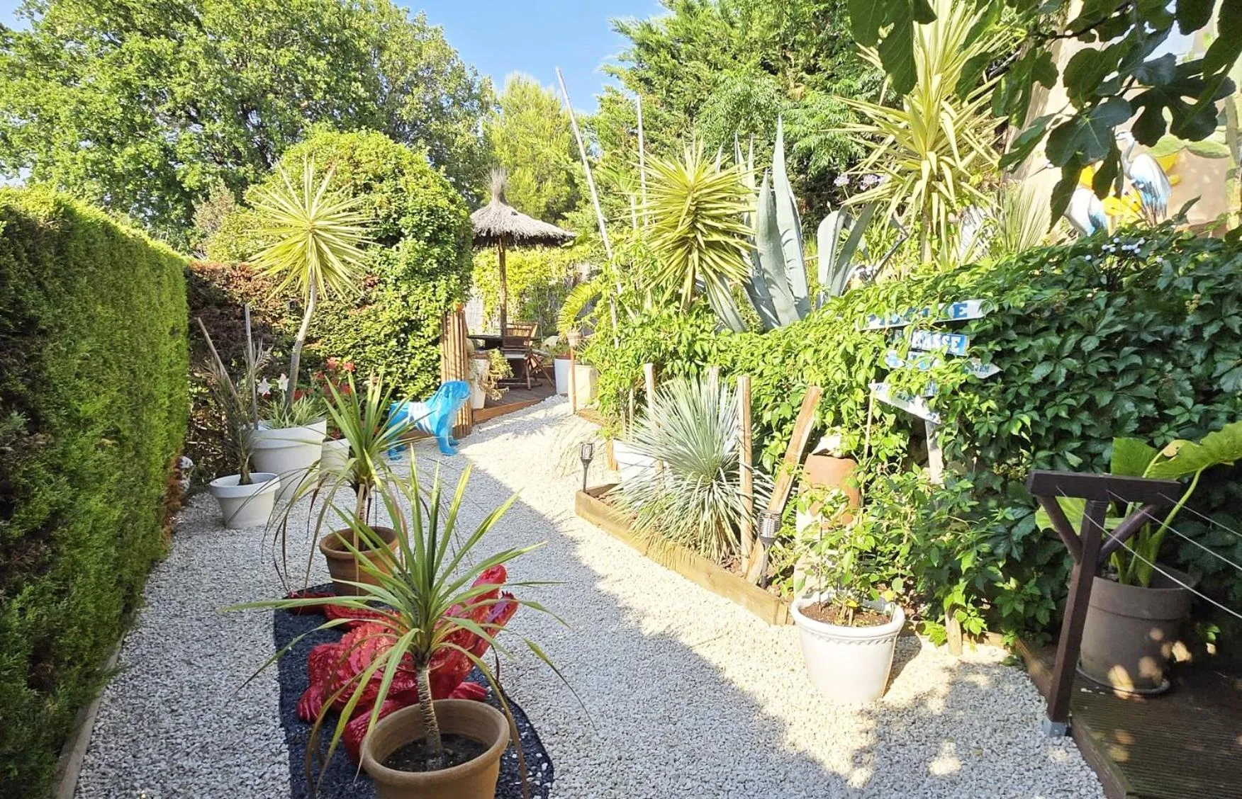 Garden view in Le Nid Bleu