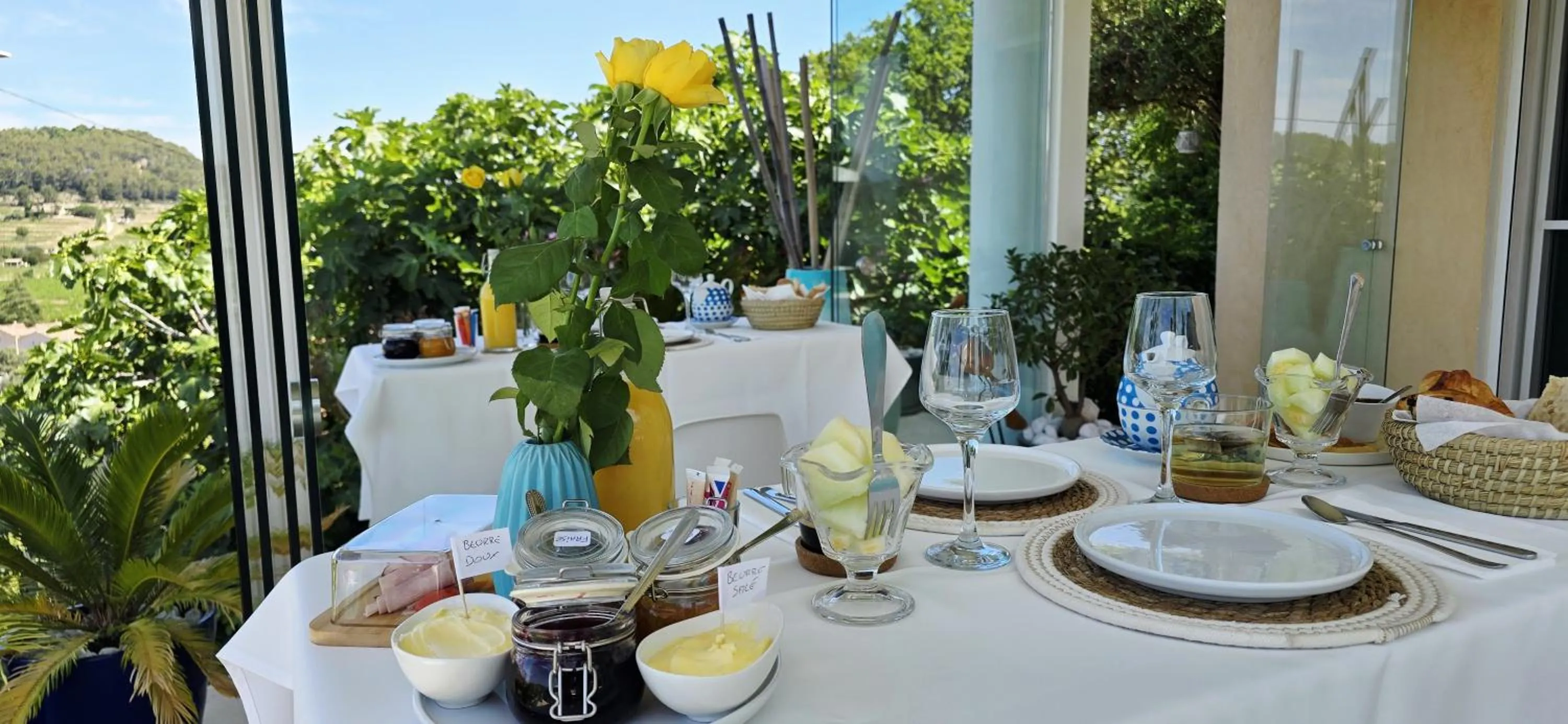 Food and drinks in Le Nid Bleu