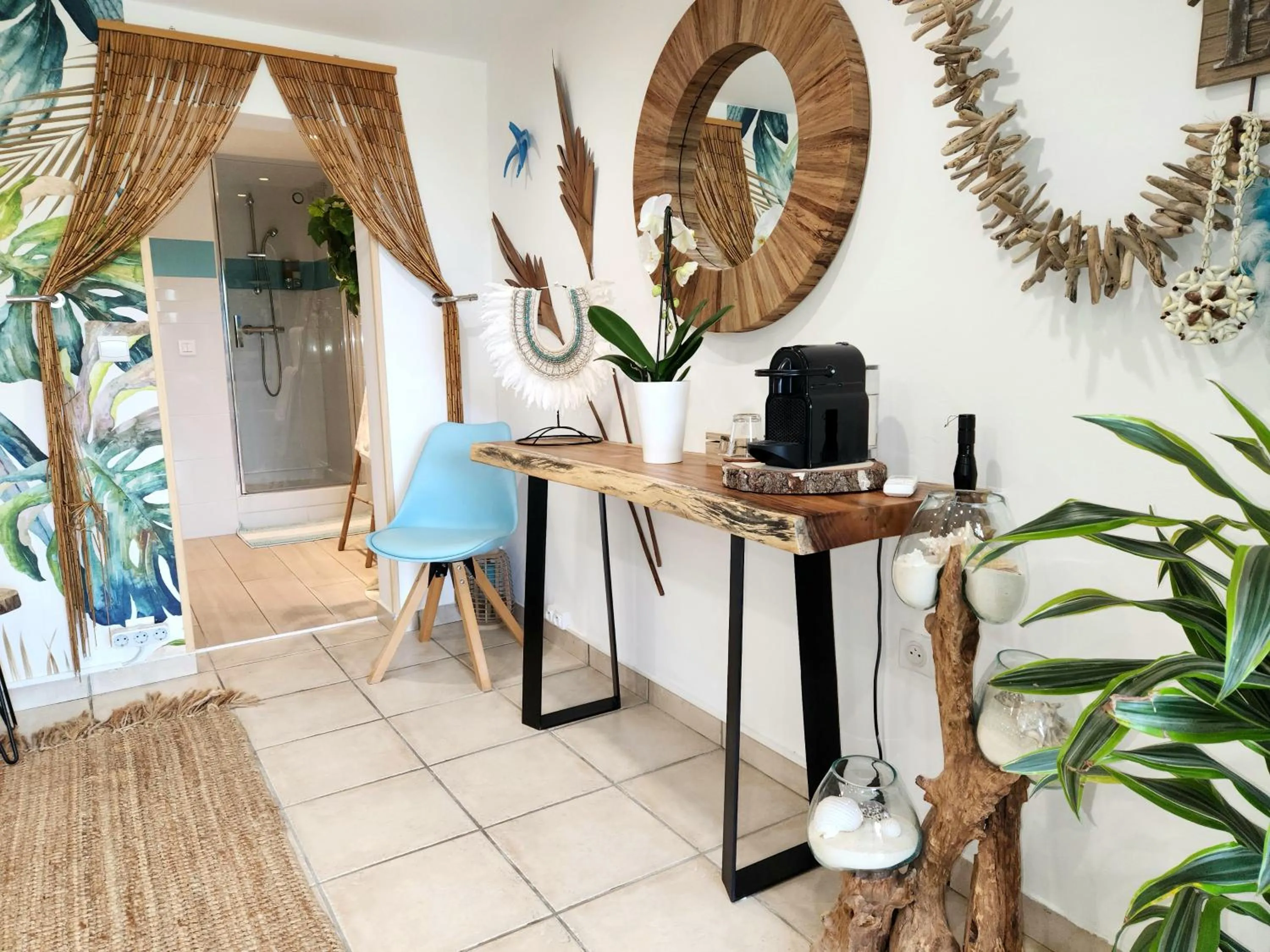 Photo of the whole room in Le Nid Bleu