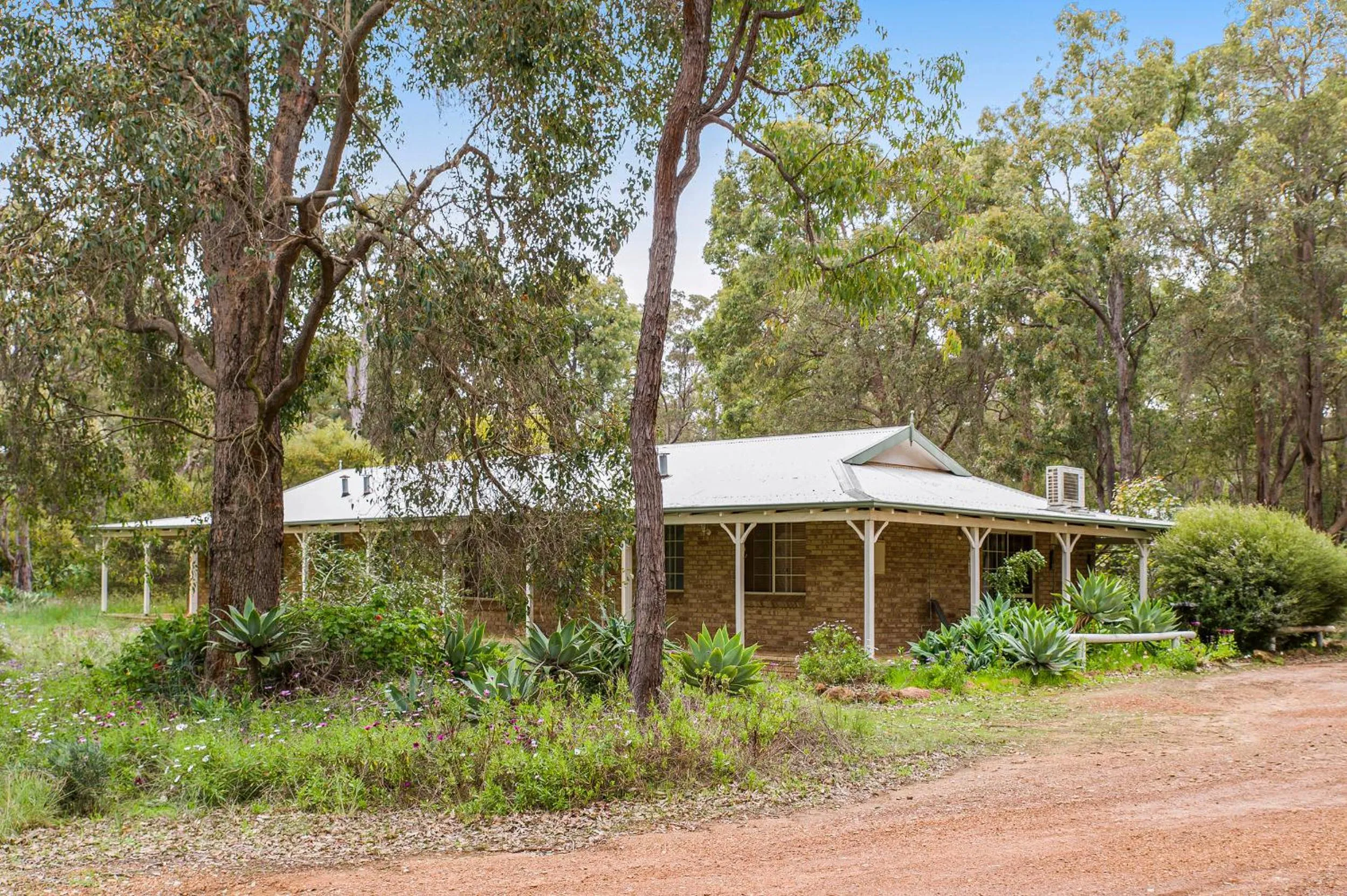 Property building in Travellers Rest Motel