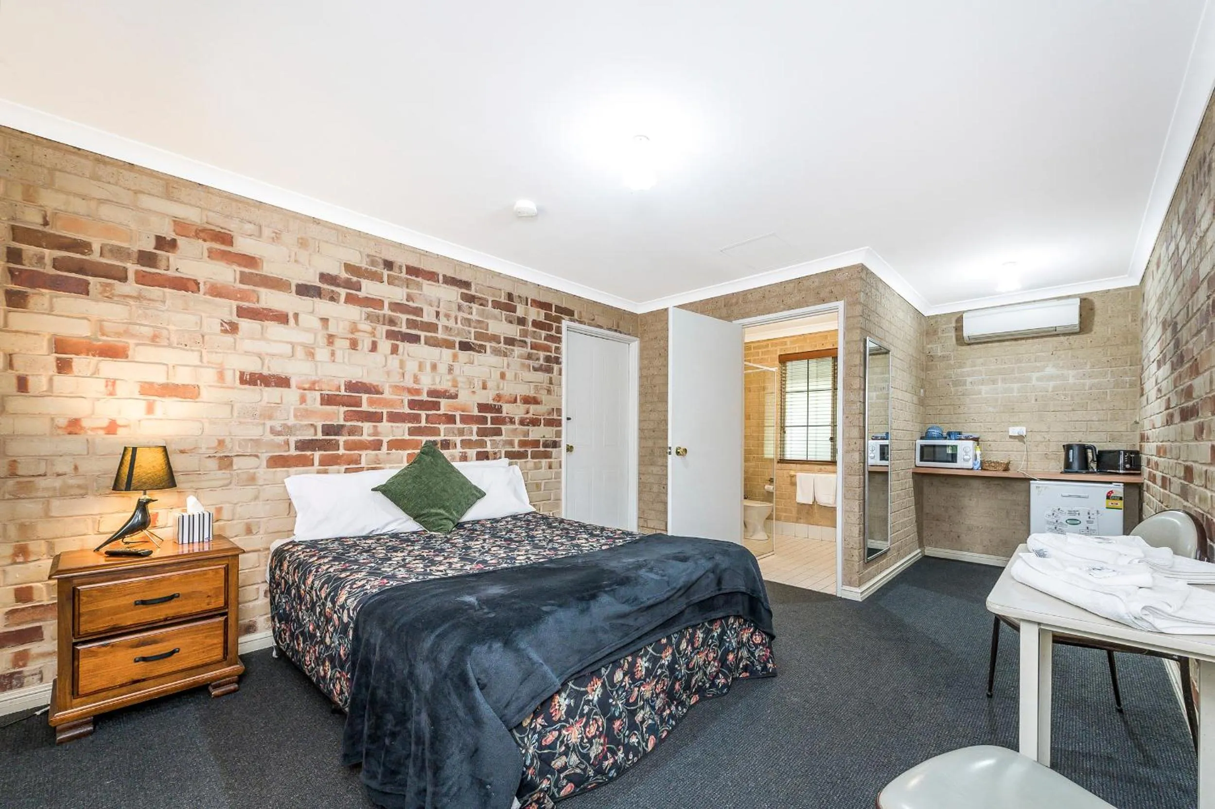 Living room, Bed in Travellers Rest Motel