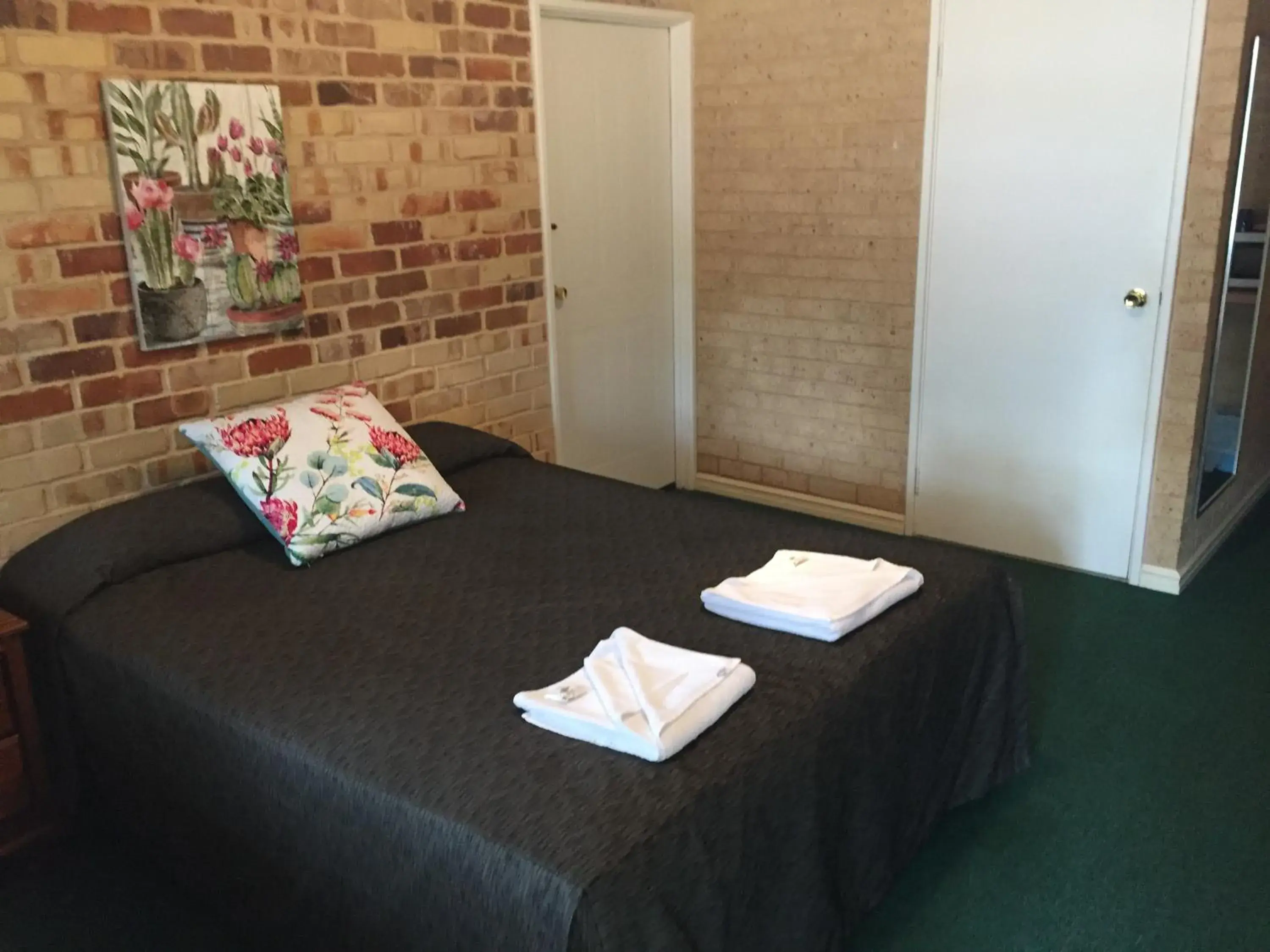Bush Retreat Overnight Unit - No Pet Friendly in Travellers Rest Motel Bush Retreat Overnight Unit - No Pet Friendly in Travellers Rest Motel