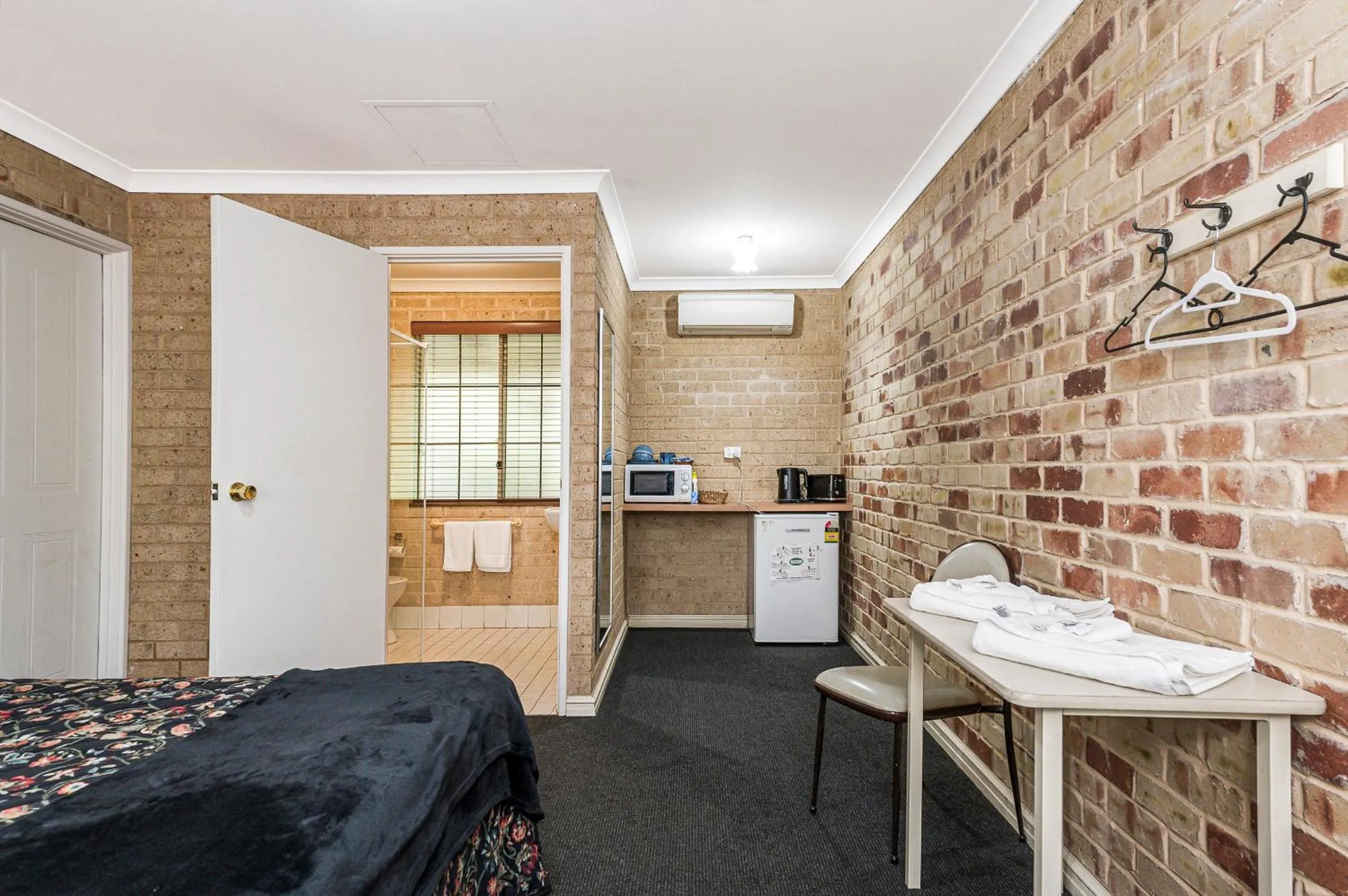 Living room, Bed in Travellers Rest Motel