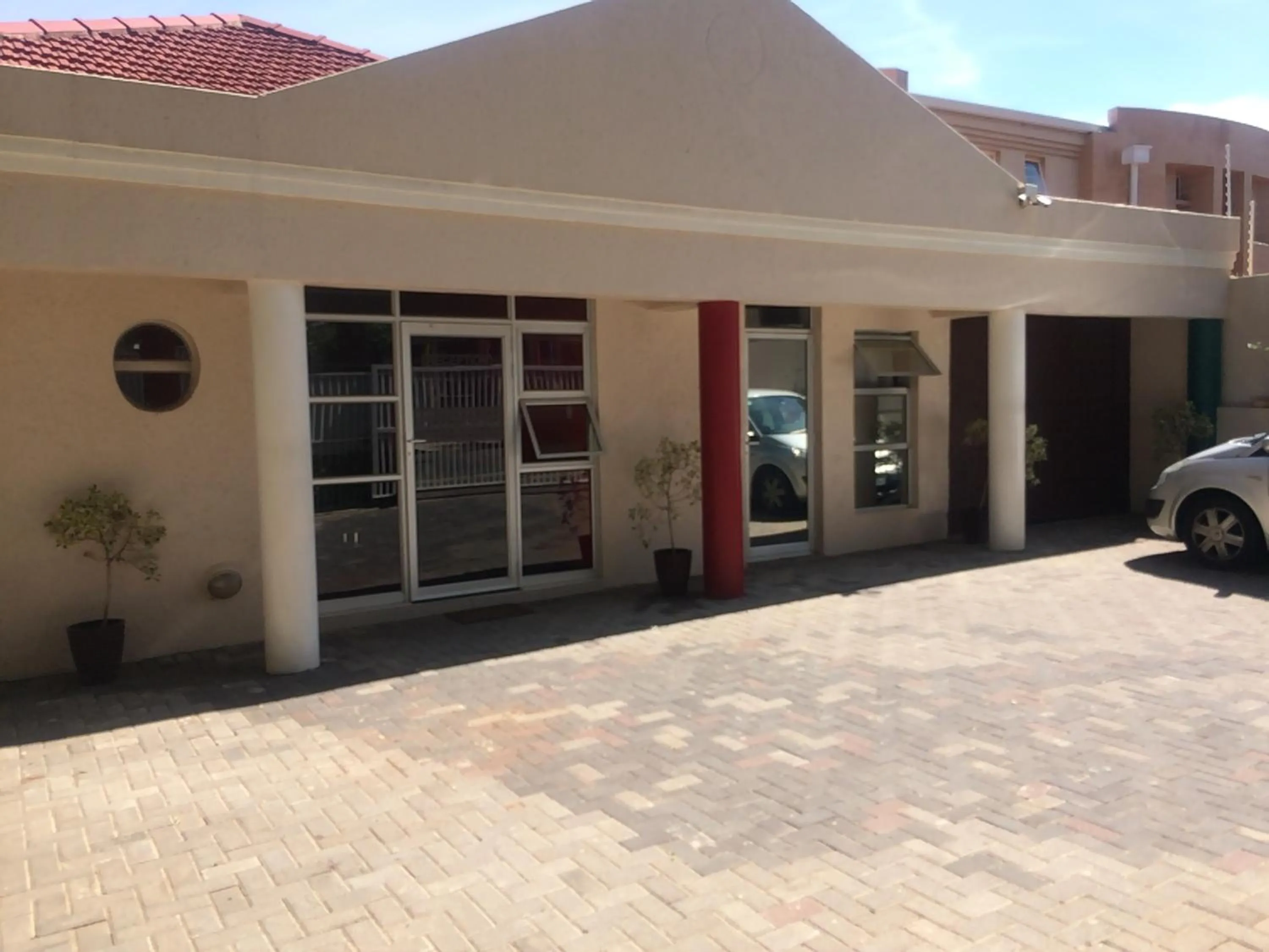 Facade/entrance in Houghton Guest House