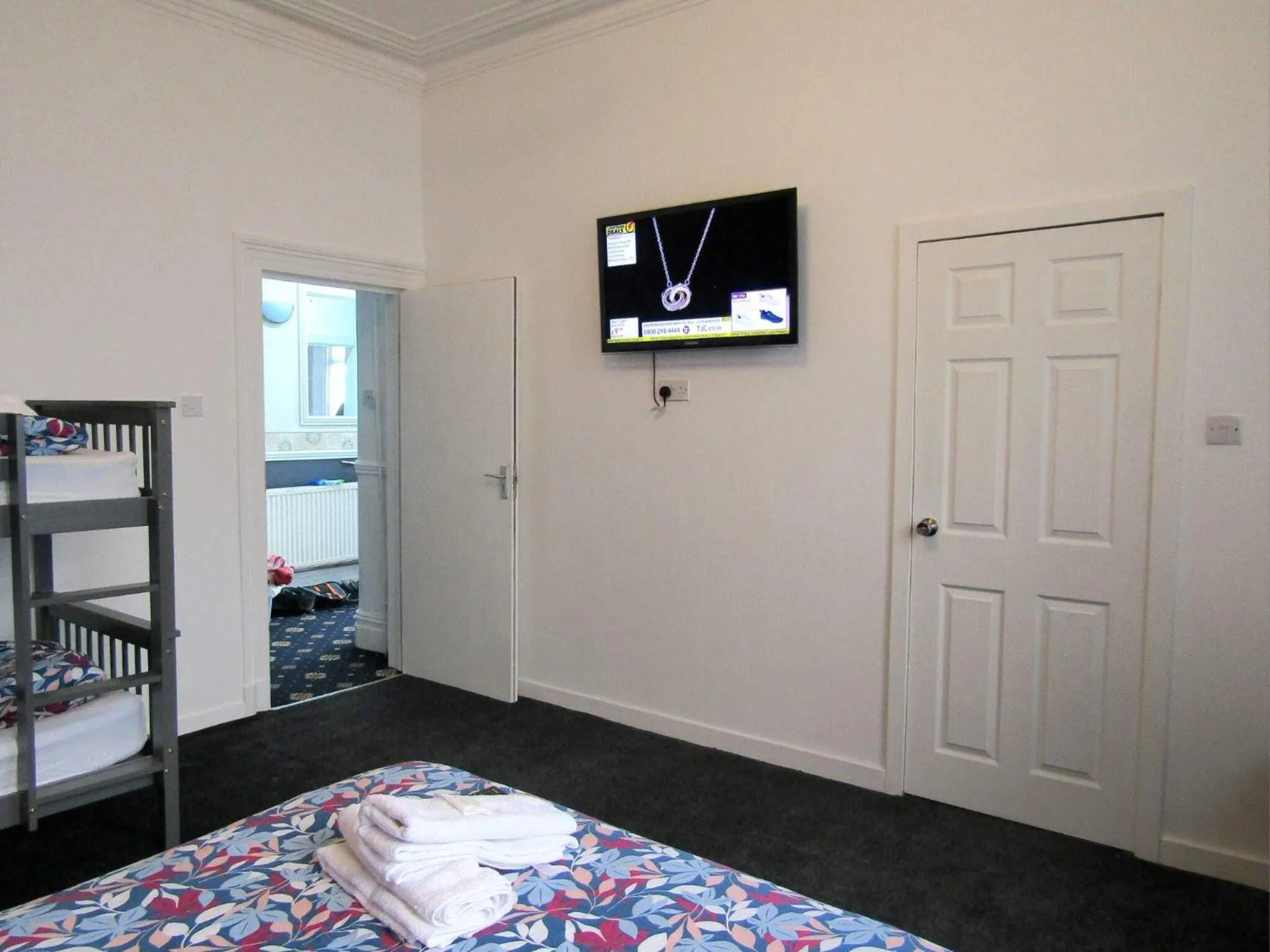 Bedroom, Bed in Belroy Hotel