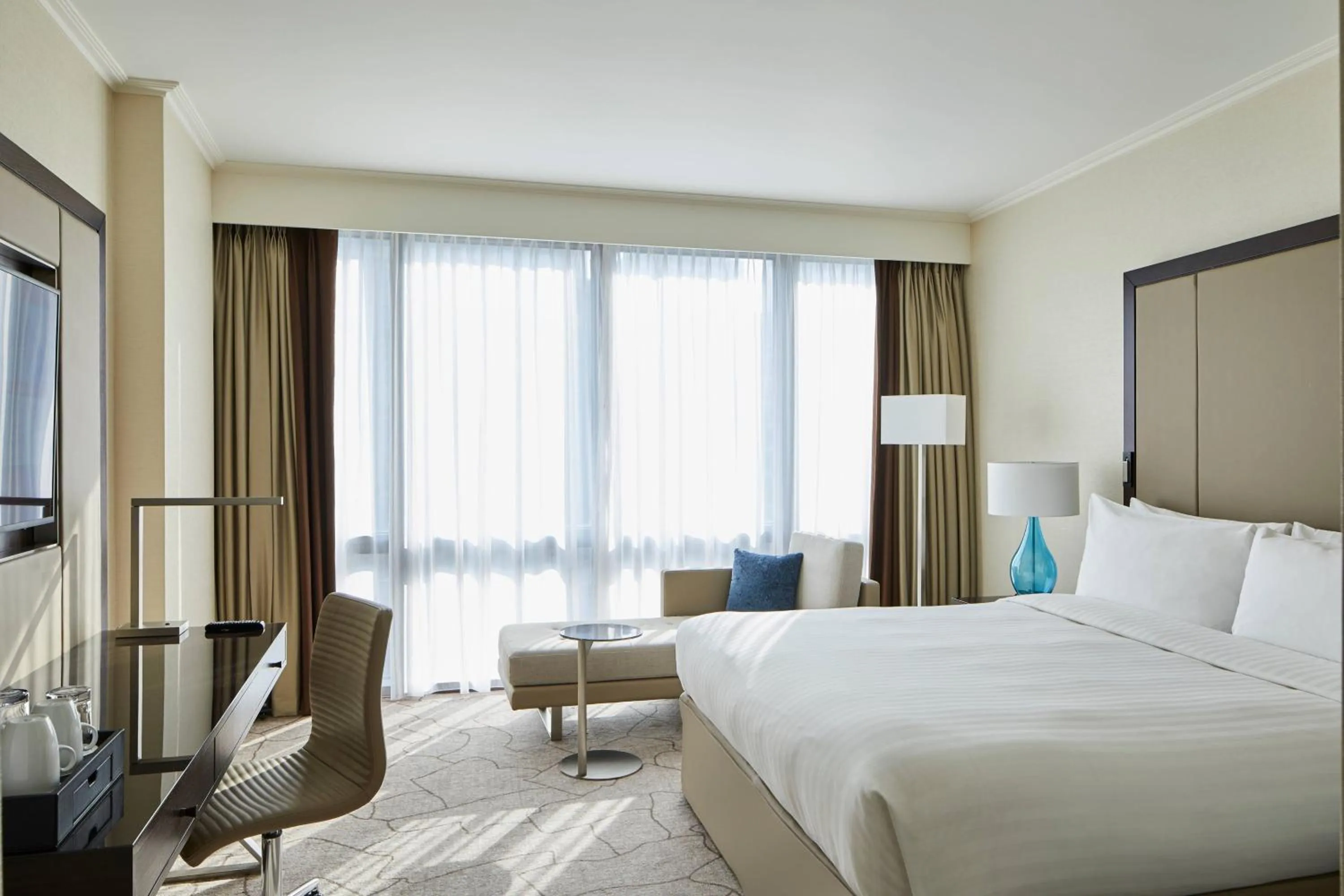 Photo of the whole room, Bed in London Marriott Hotel Canary Wharf