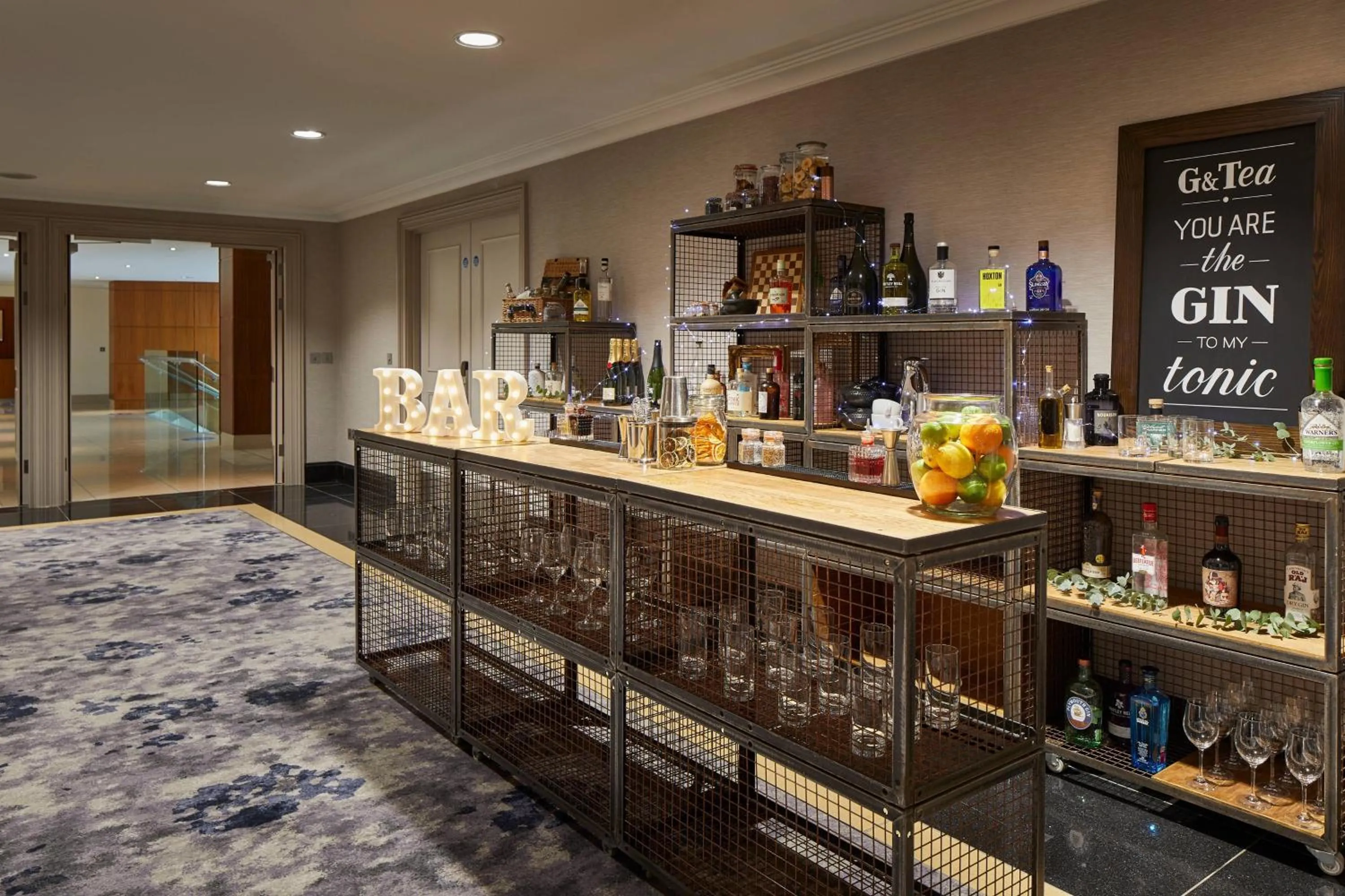 Lounge or bar in London Marriott Hotel Canary Wharf