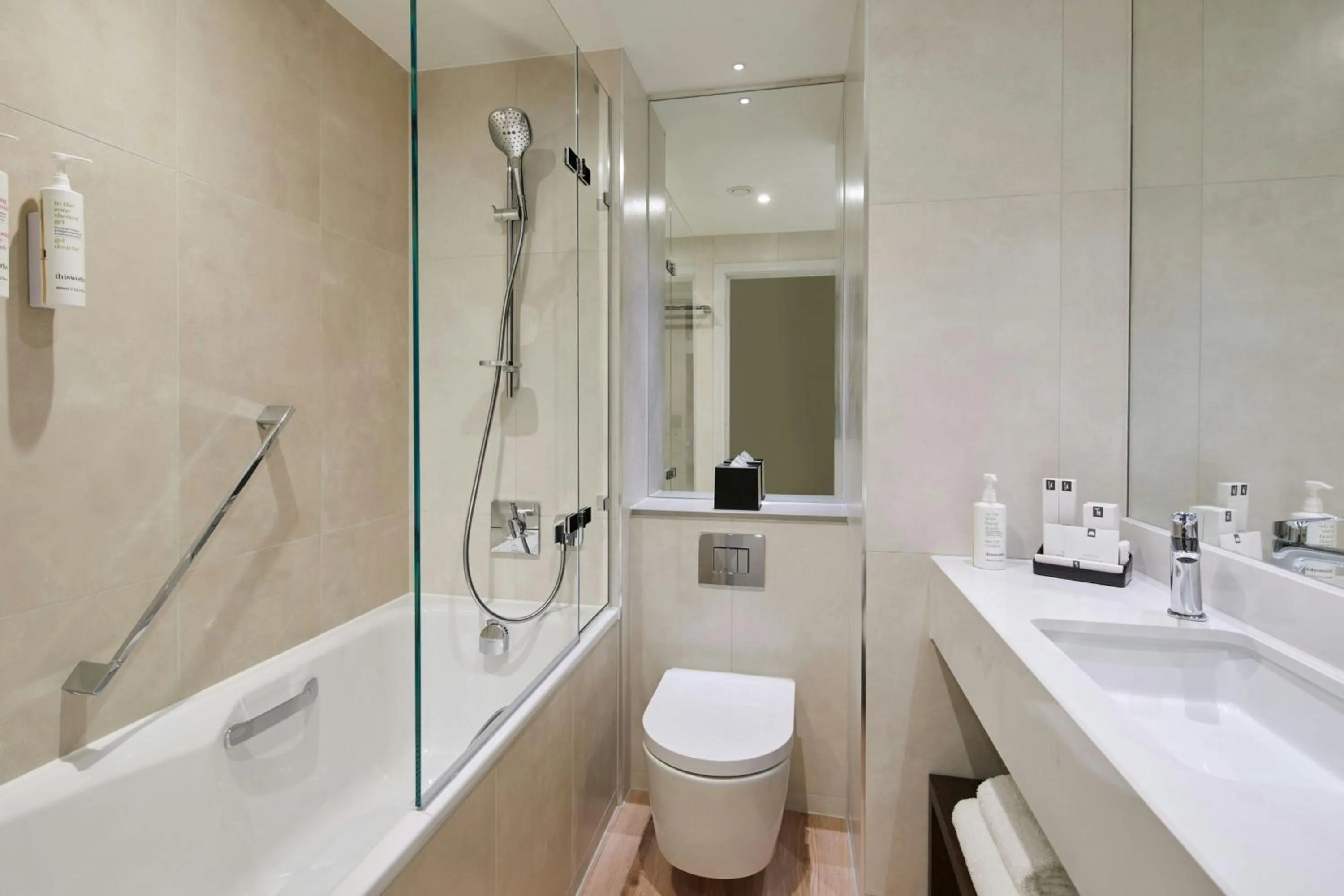 Bathroom in London Marriott Hotel Marble Arch