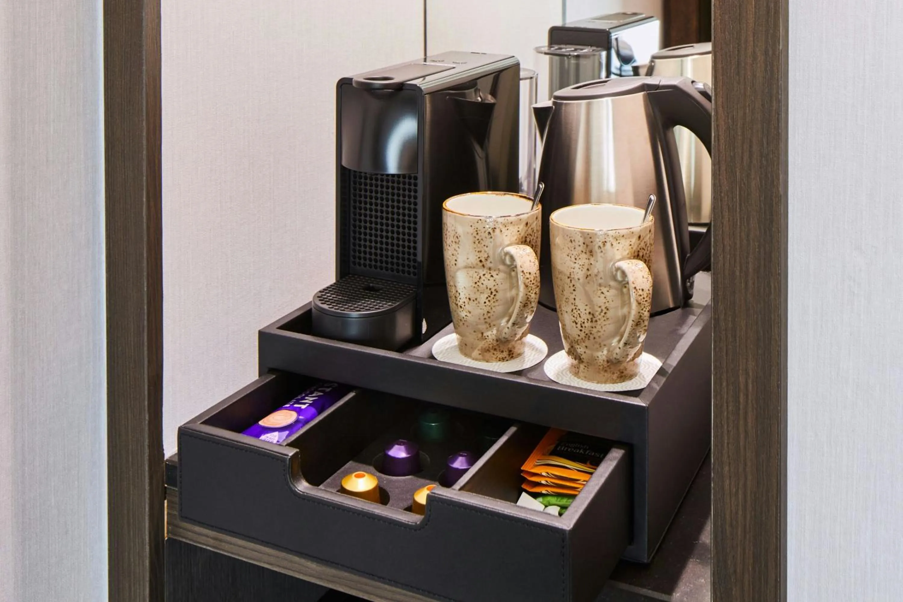 Photo of the whole room in London Marriott Hotel Marble Arch