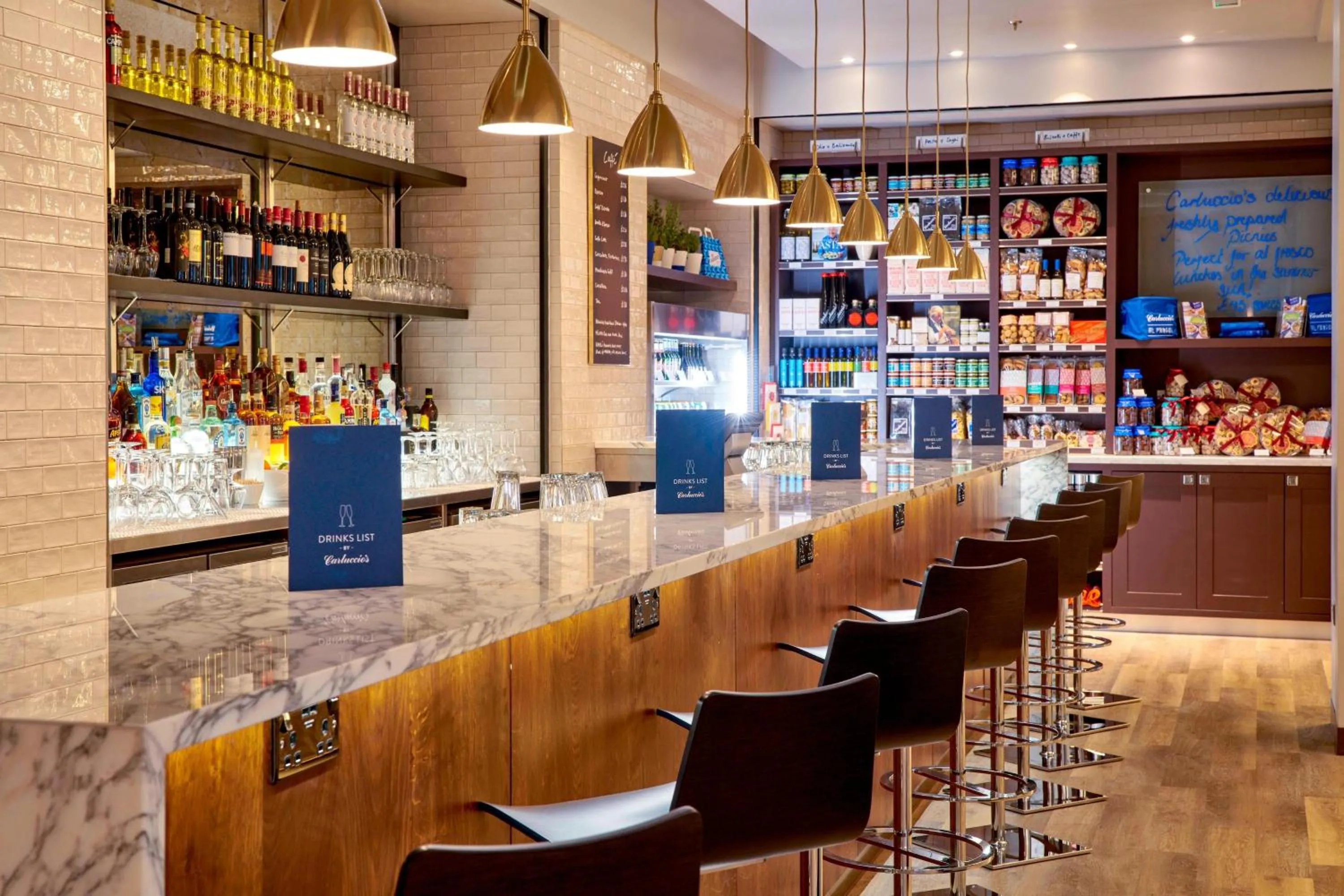 Lounge or bar in London Marriott Hotel Regents Park
