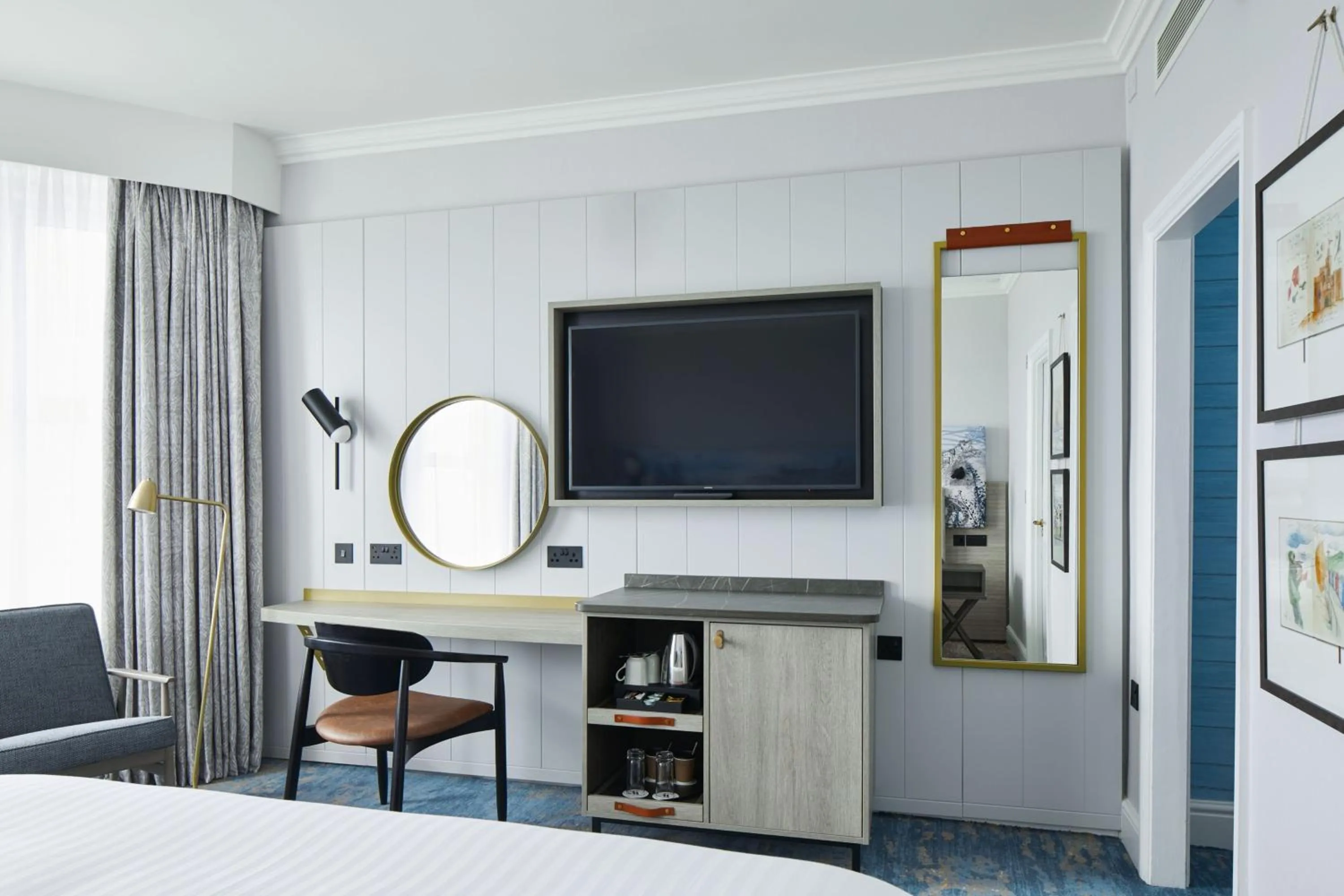 Photo of the whole room, Bed in Bournemouth Highcliff Marriott Hotel