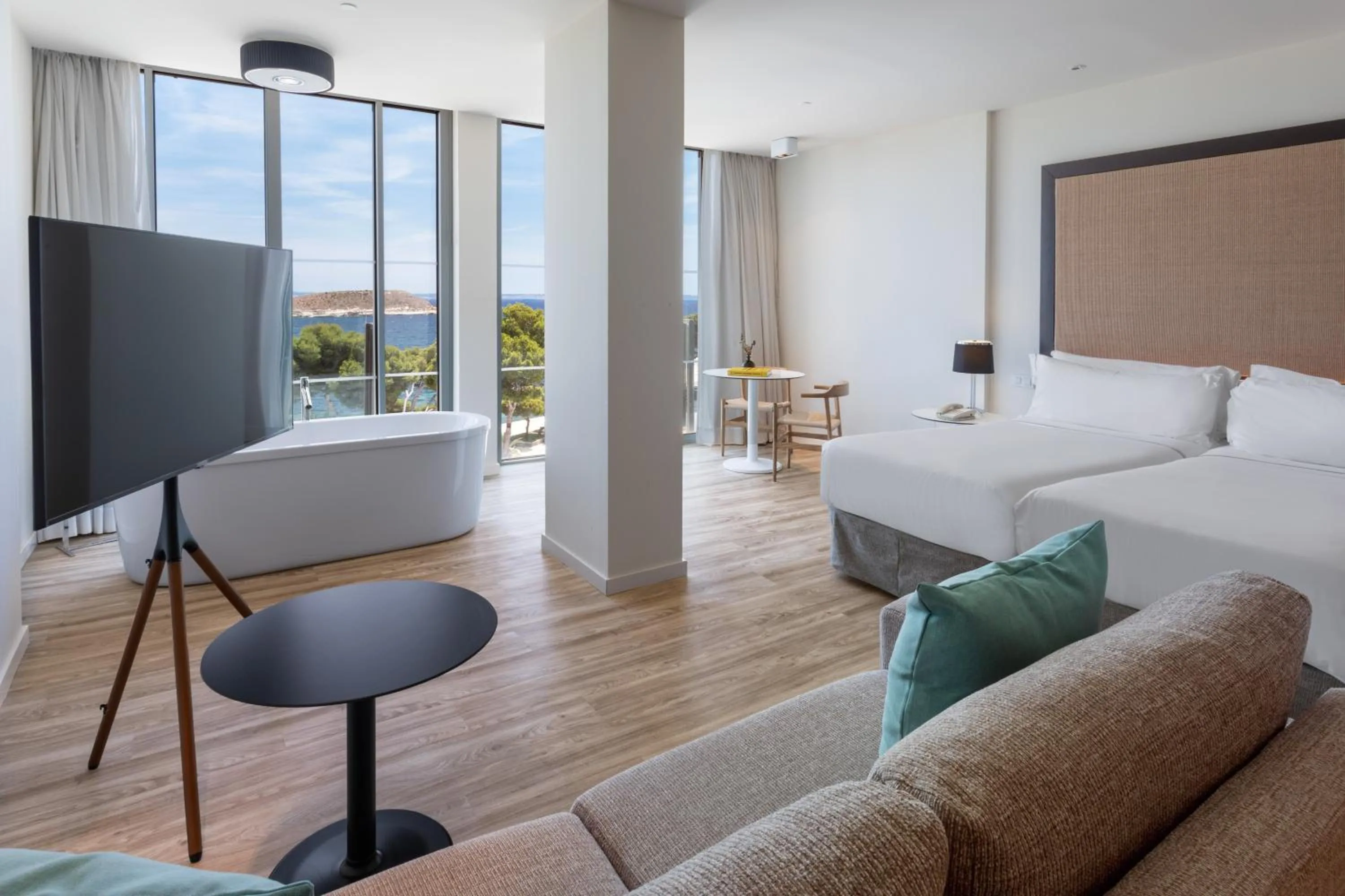 Communal lounge/ TV room, Bed in Meliá South Beach