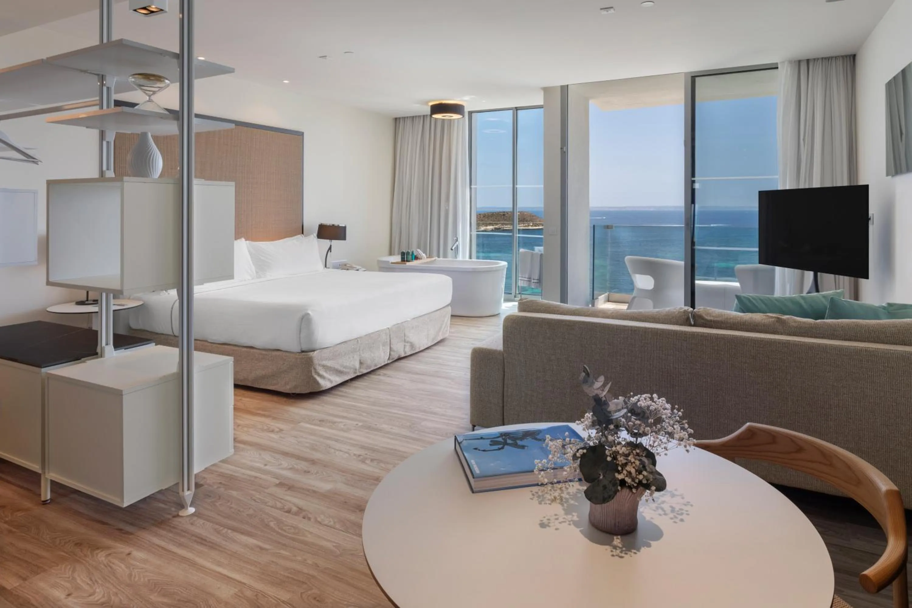 Communal lounge/ TV room, Bed in Meliá South Beach