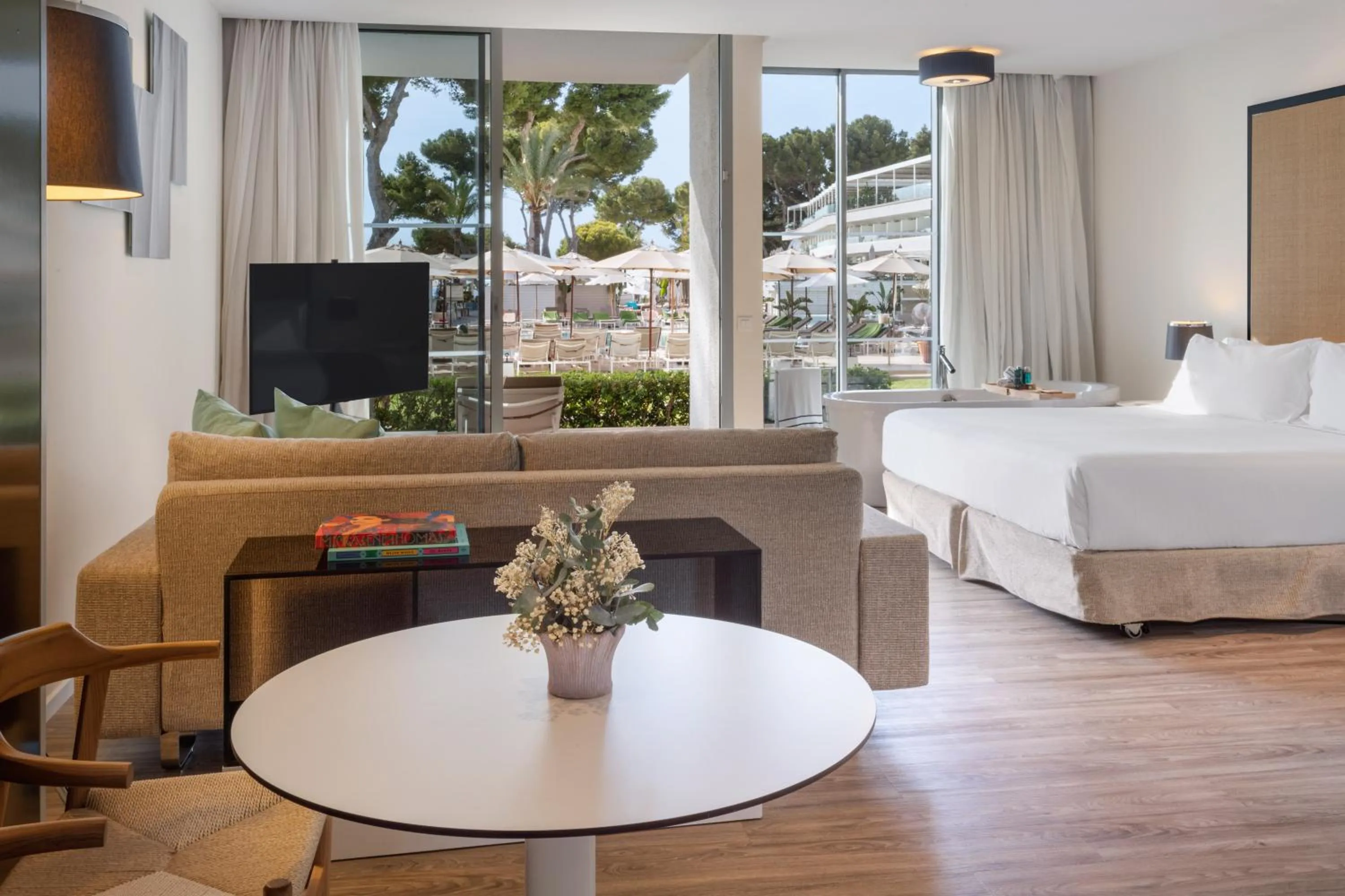 Living room, Bed in Meliá South Beach
