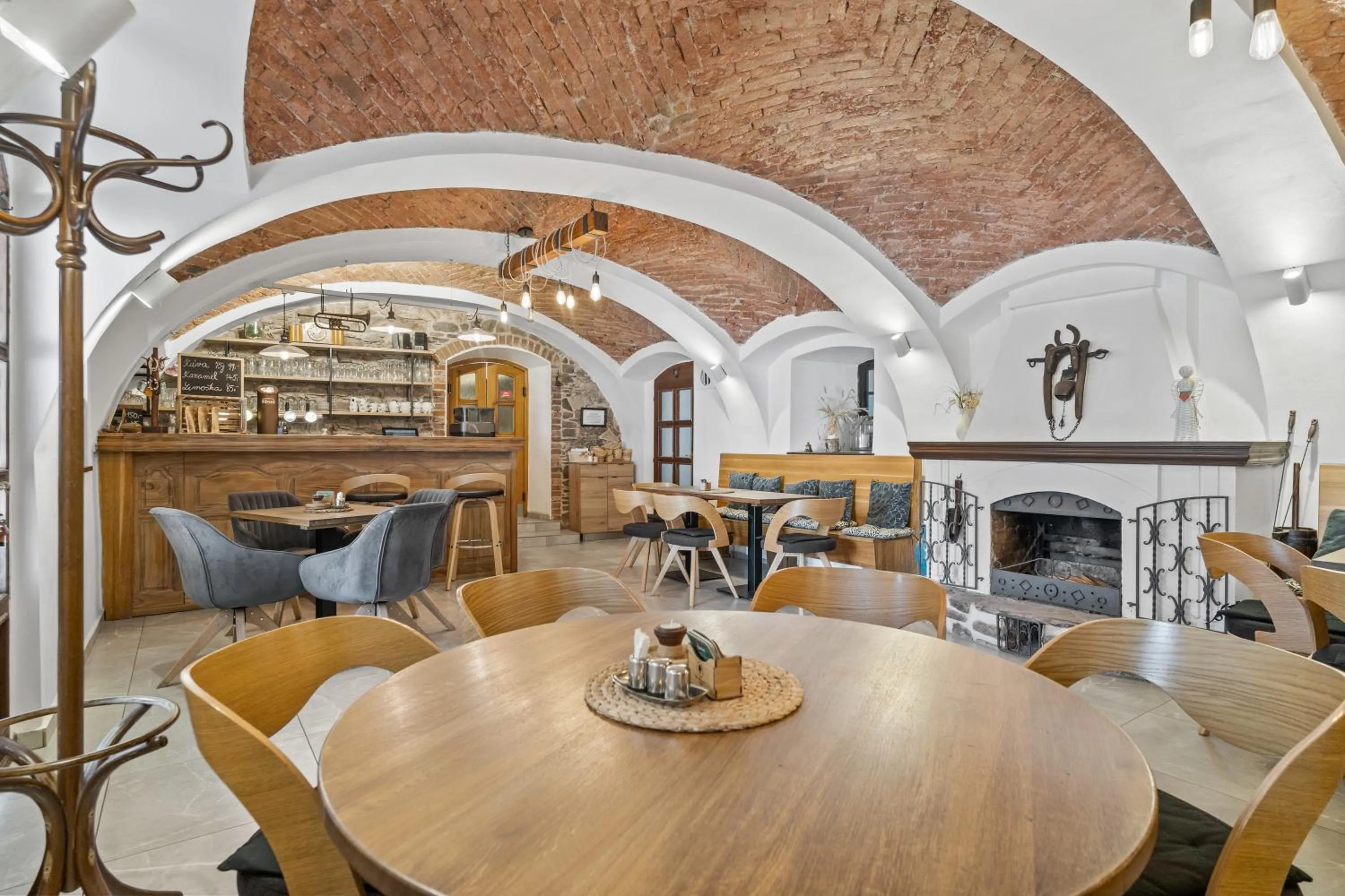 Restaurant/places to eat in Pension Regina