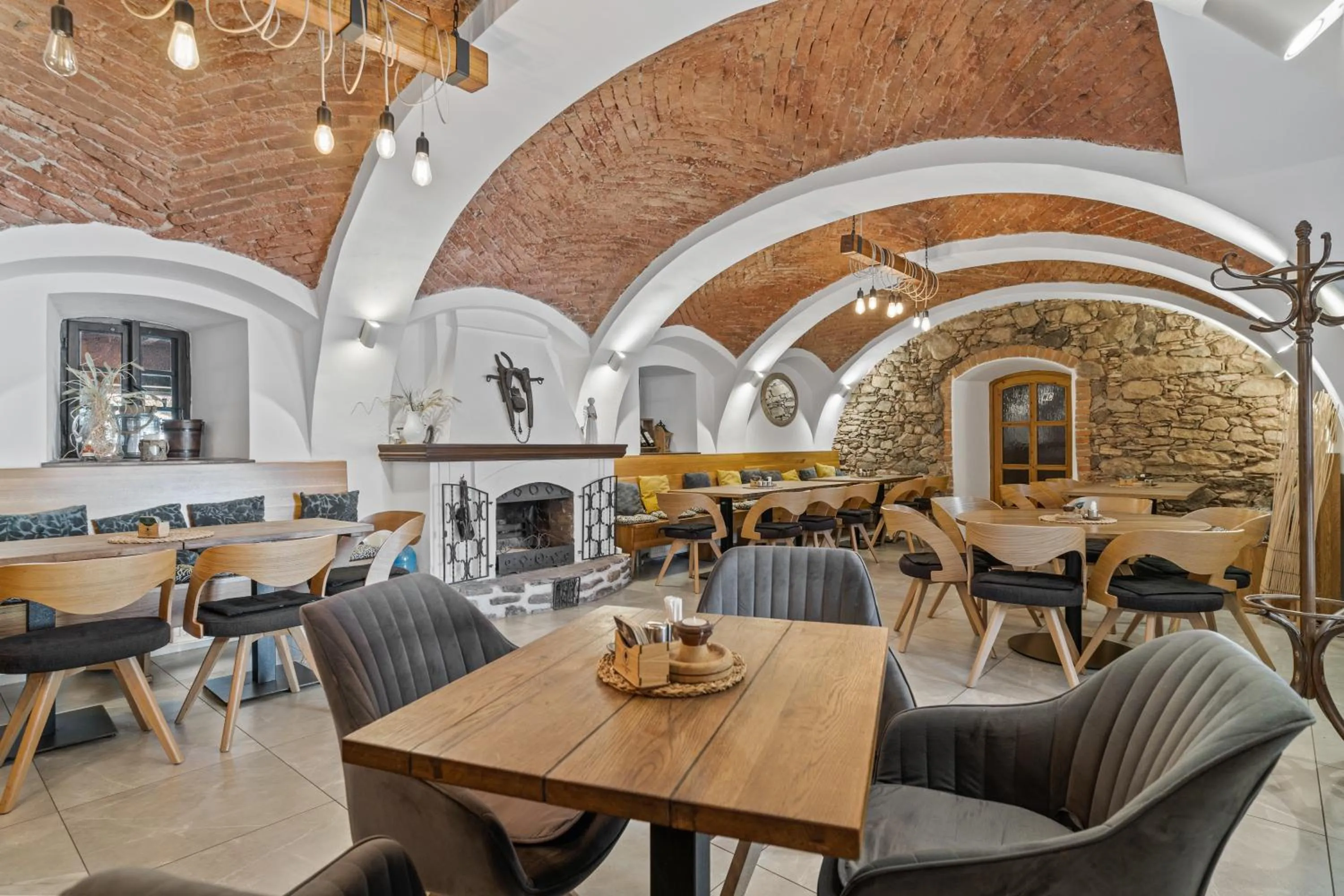 Restaurant/places to eat in Pension Regina