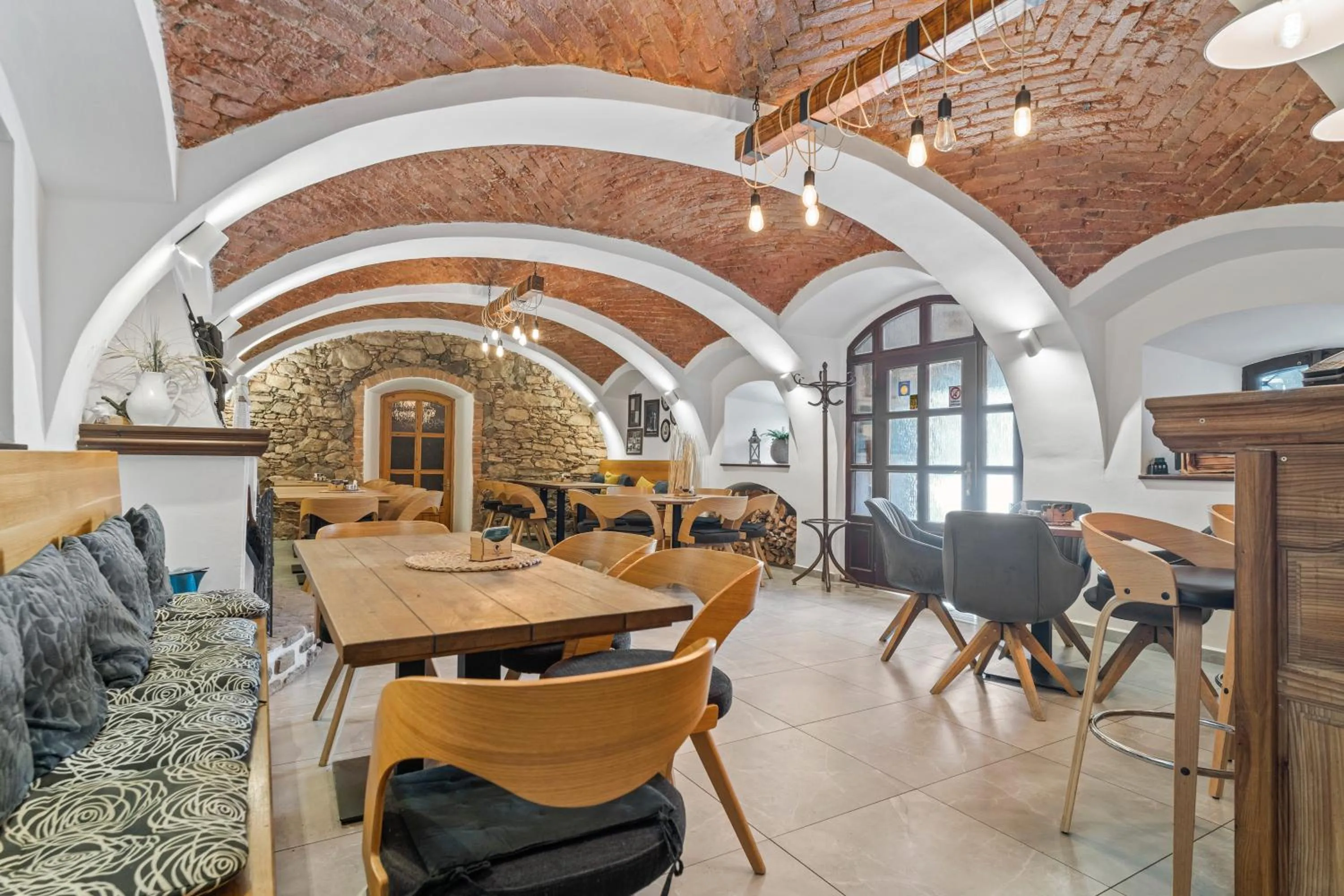 Restaurant/places to eat in Pension Regina