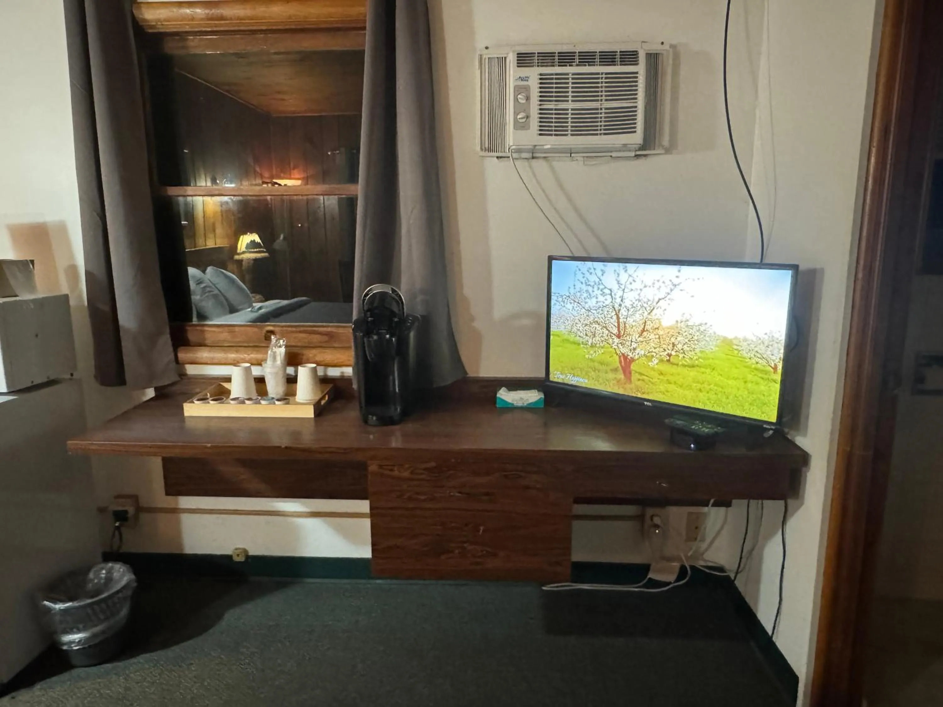 Budget Double Room in Kootenai Valley Motel