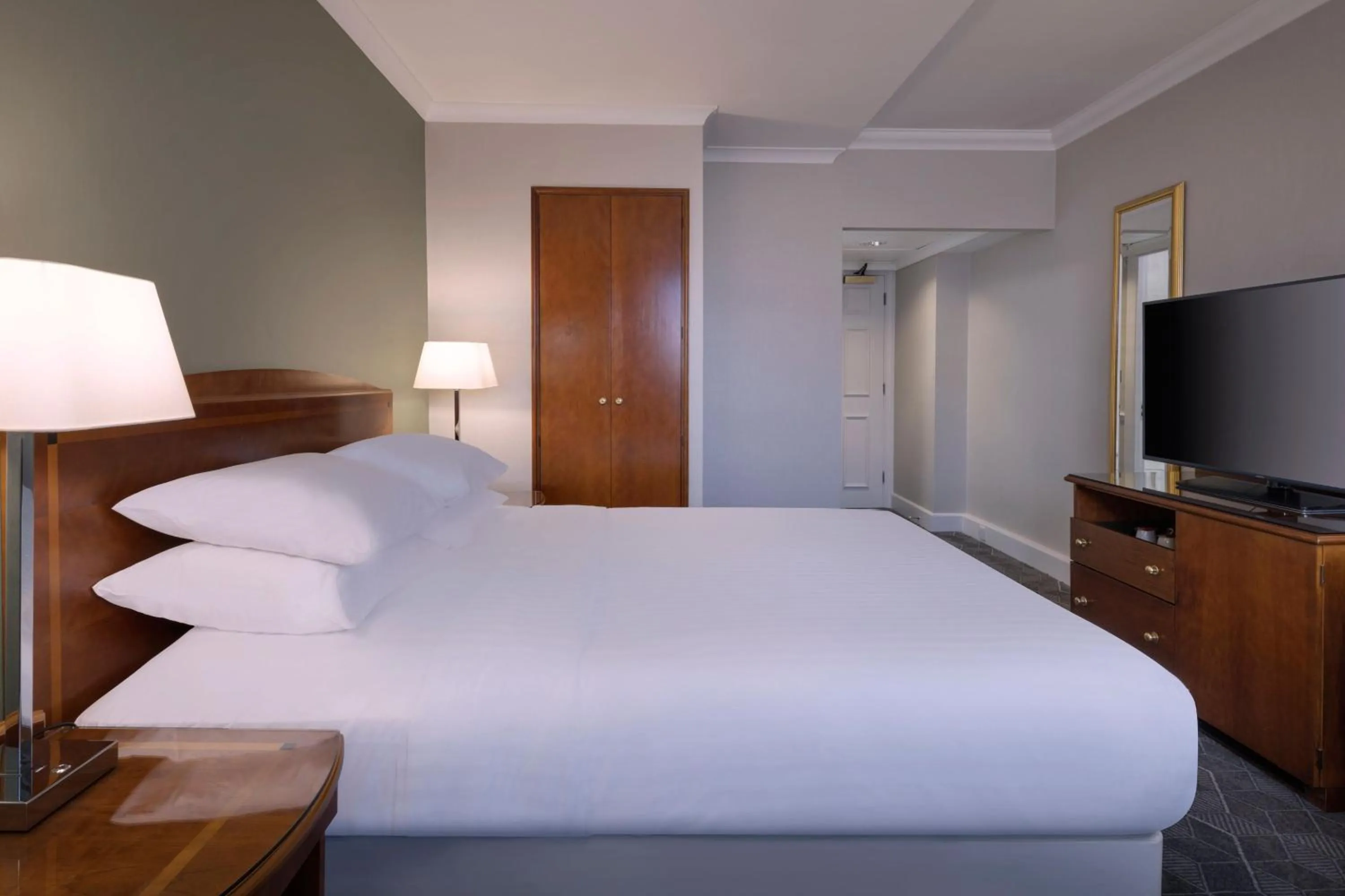 Swimming pool, Bed in Delta Hotels by Marriott Liverpool City Centre