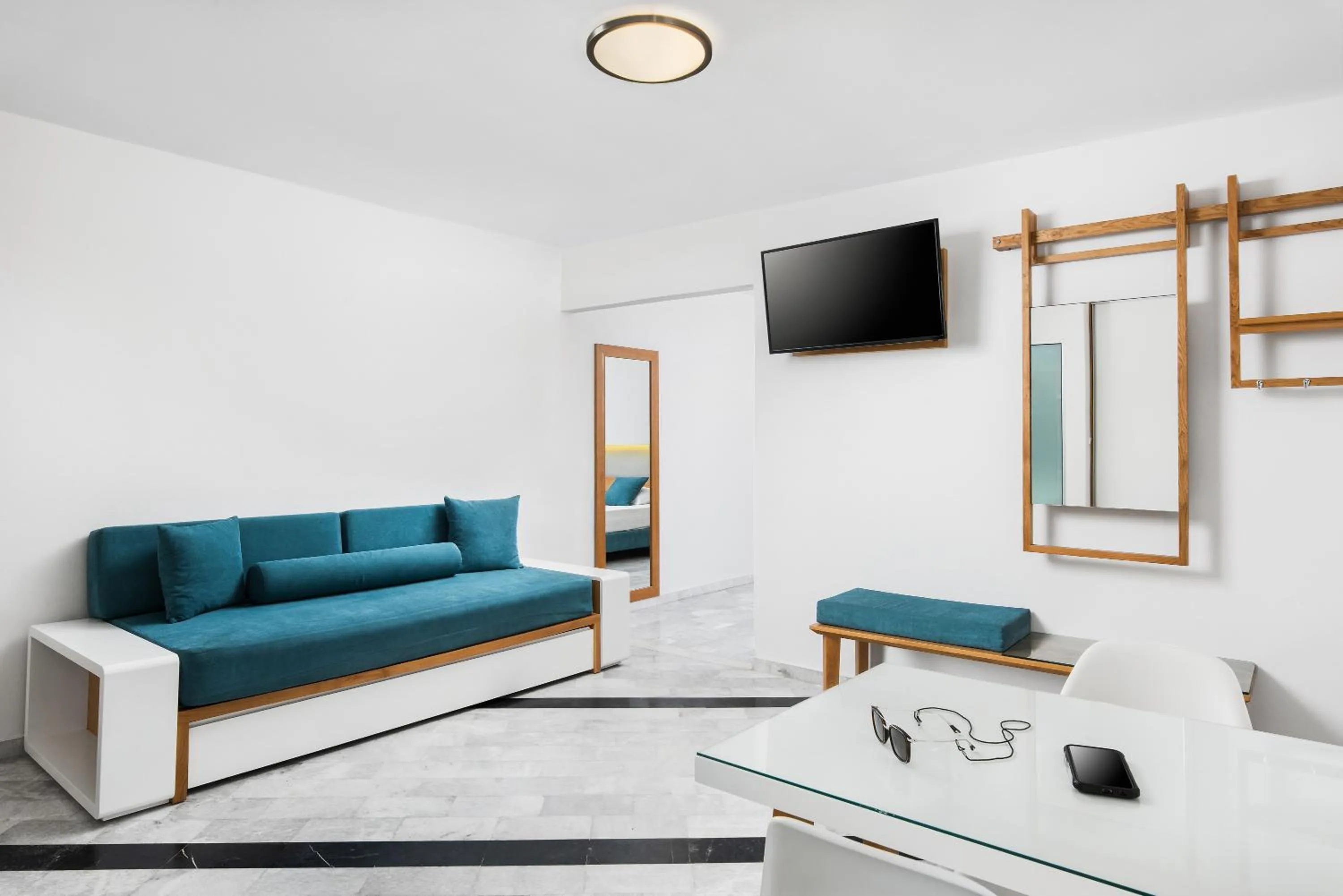 TV and multimedia in Maleme Mare