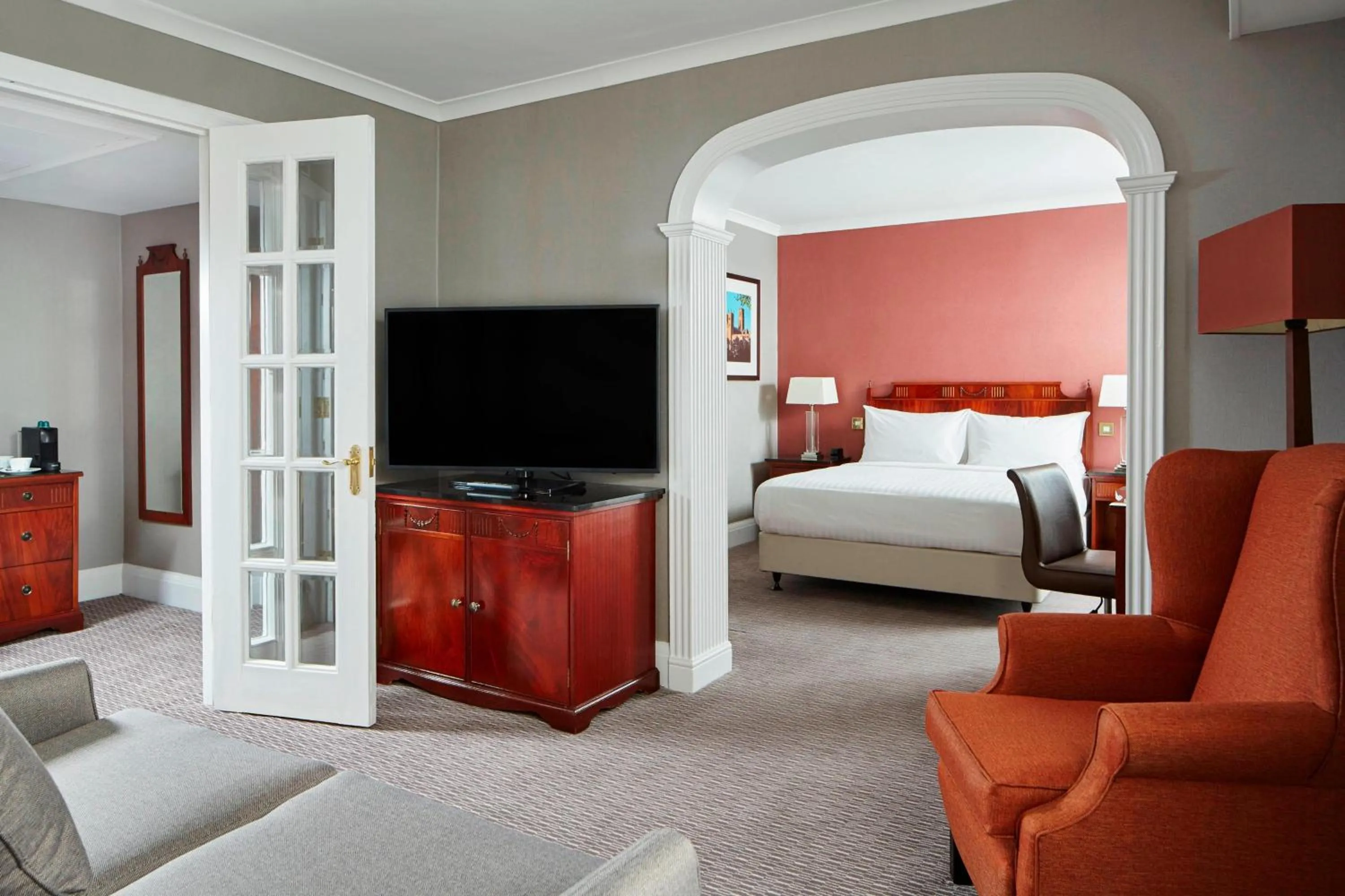Living room, Bed in Delta Hotels by Marriott Durham Royal County
