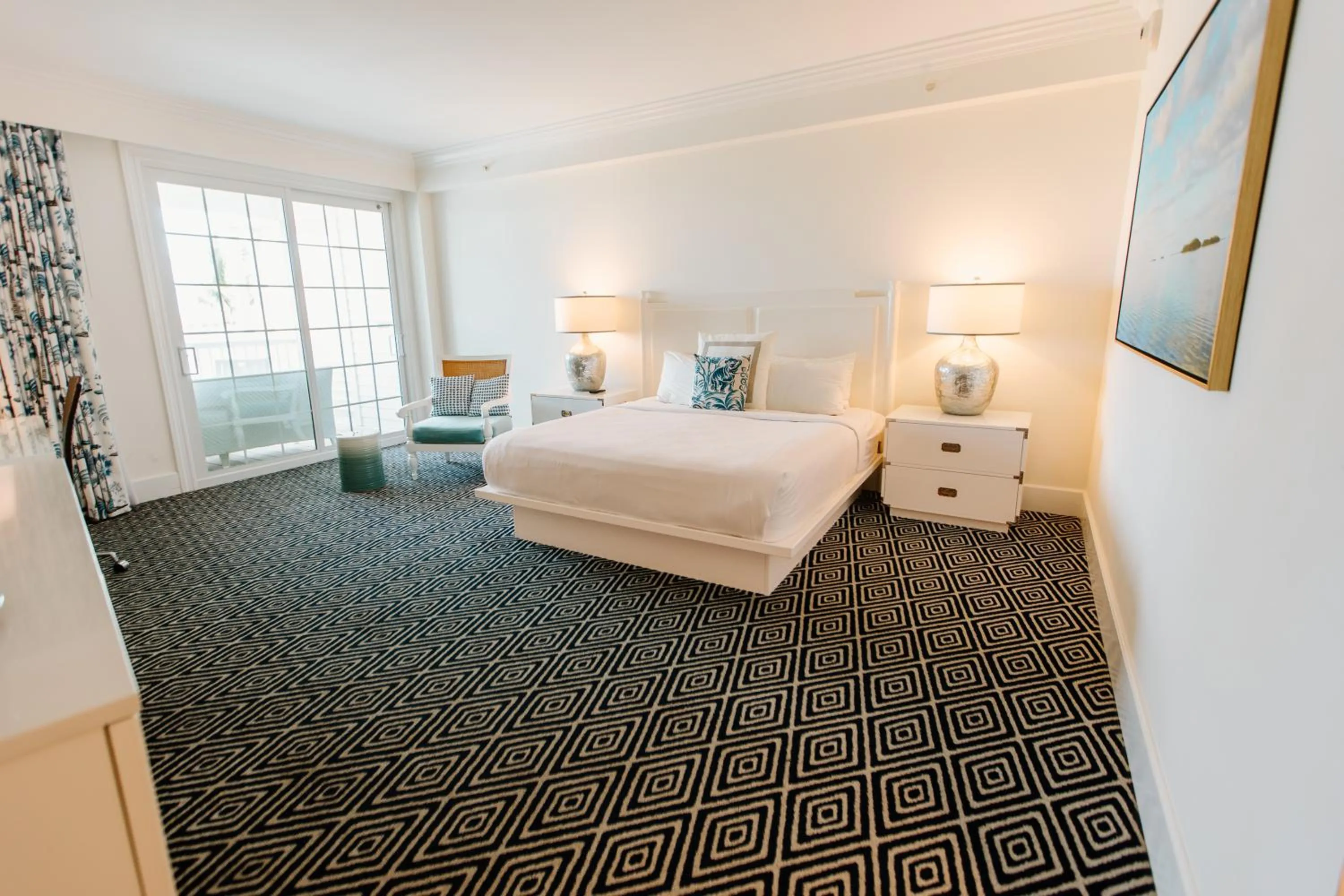 Kitchen or kitchenette, Bed in Isla Bella Beach Resort & Spa - Florida Keys