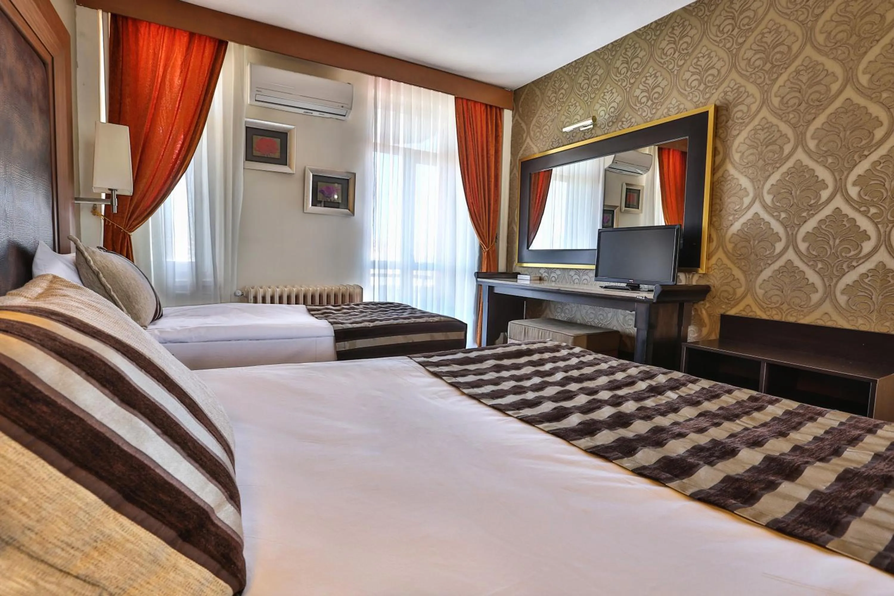 Bedroom, Bed in Grand Terme Hotel