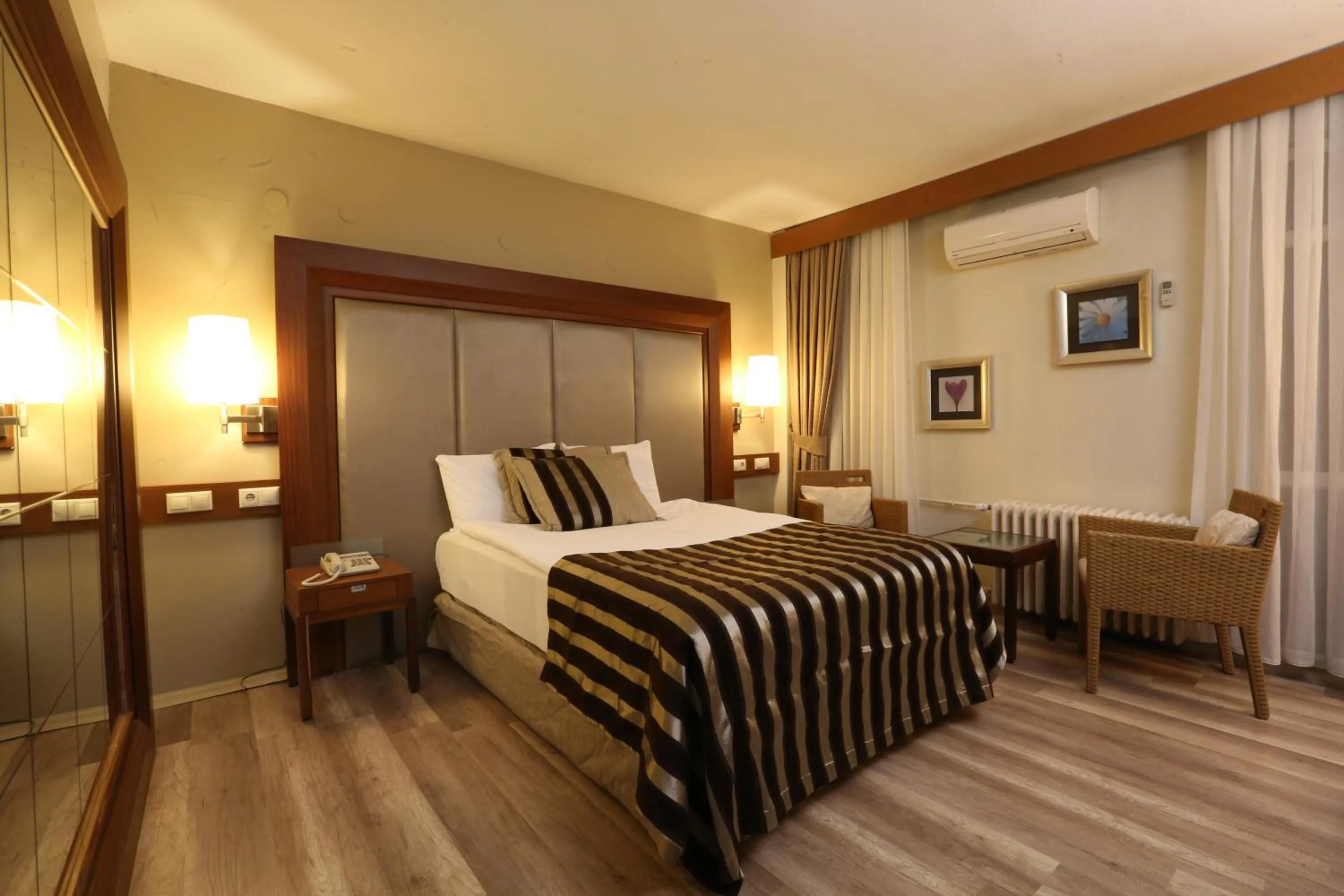 Bedroom, Bed in Grand Terme Hotel