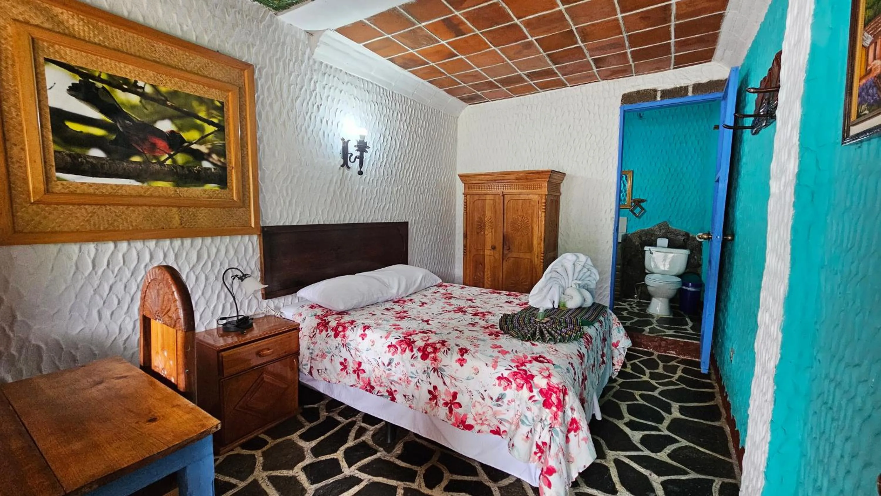 Shower, Bed in Eco Hotel Uxlabil Atitlan