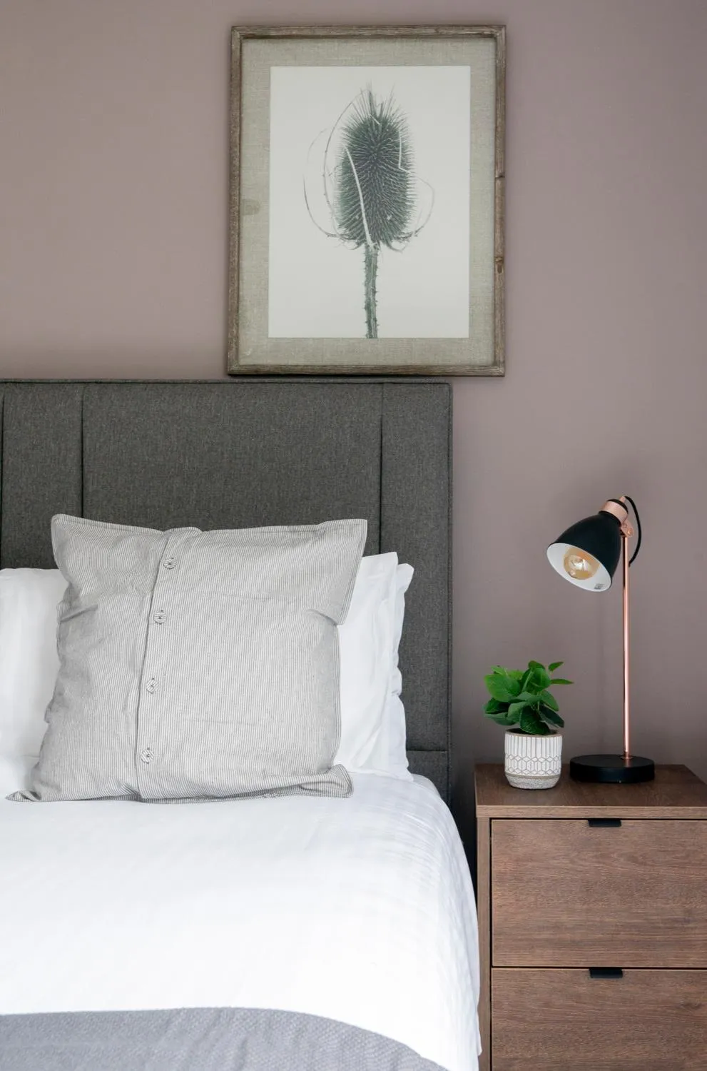 Bedroom, Bed in Lakeview Manor