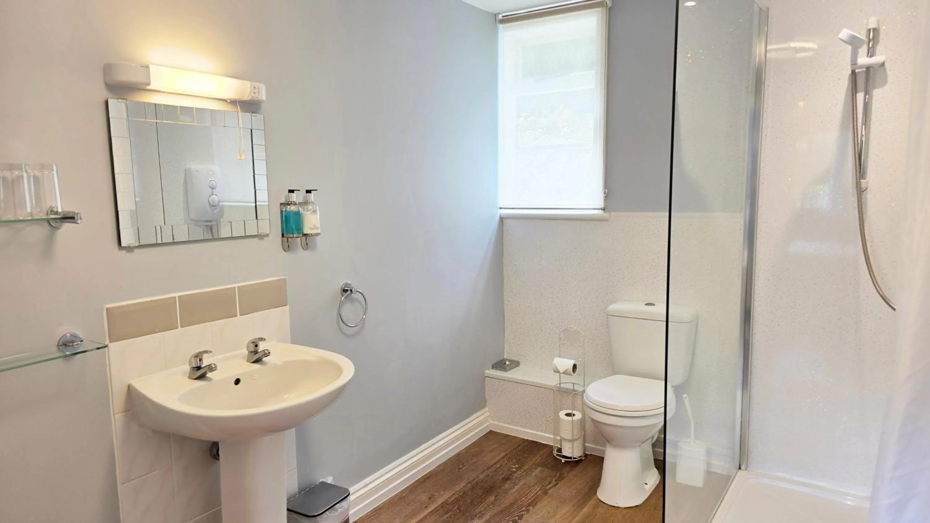 Shower in Lakeview Manor