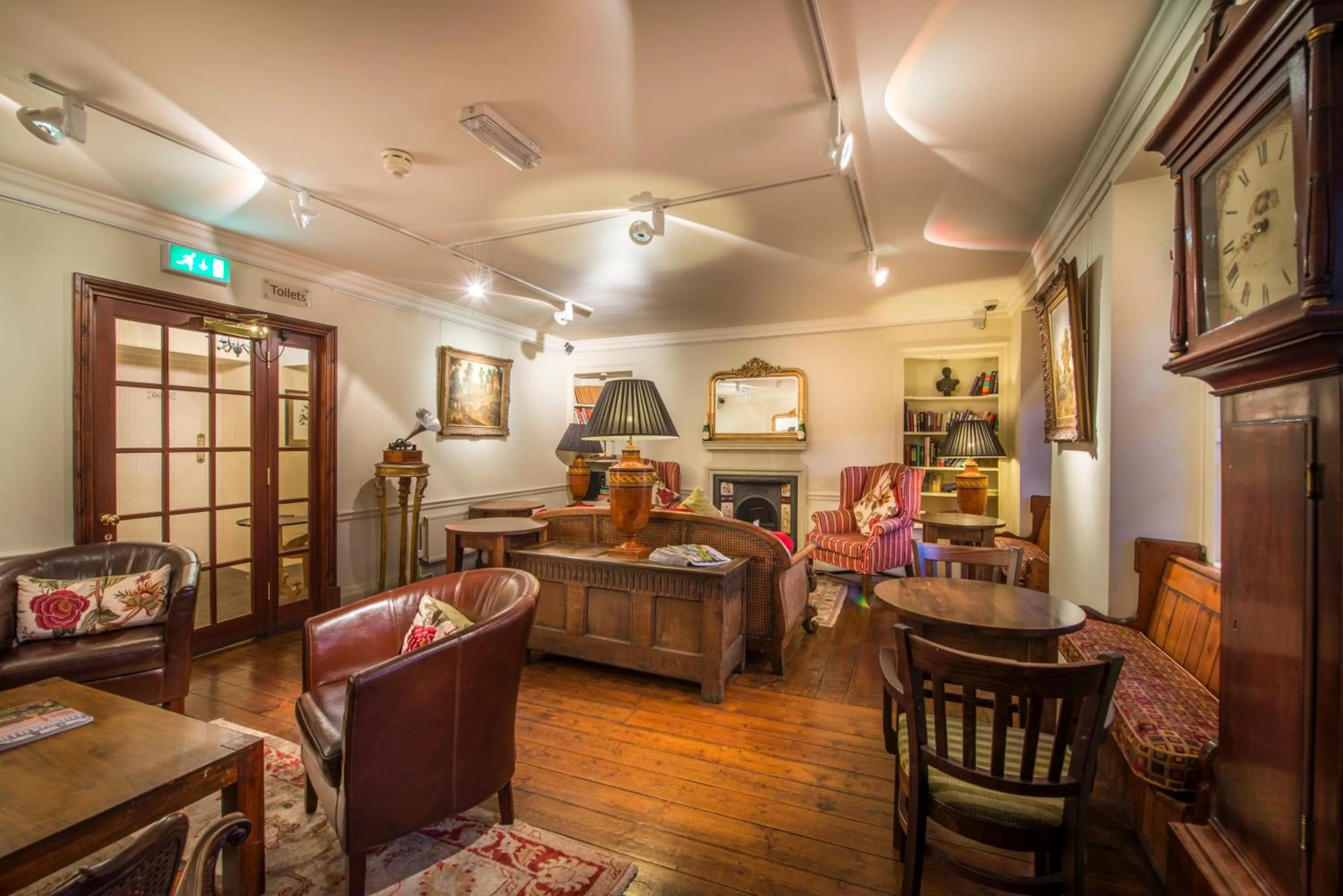 Lounge or bar in The White Hart Royal, Moreton-in-Marsh, Cotswolds - The Coaching Inn Group