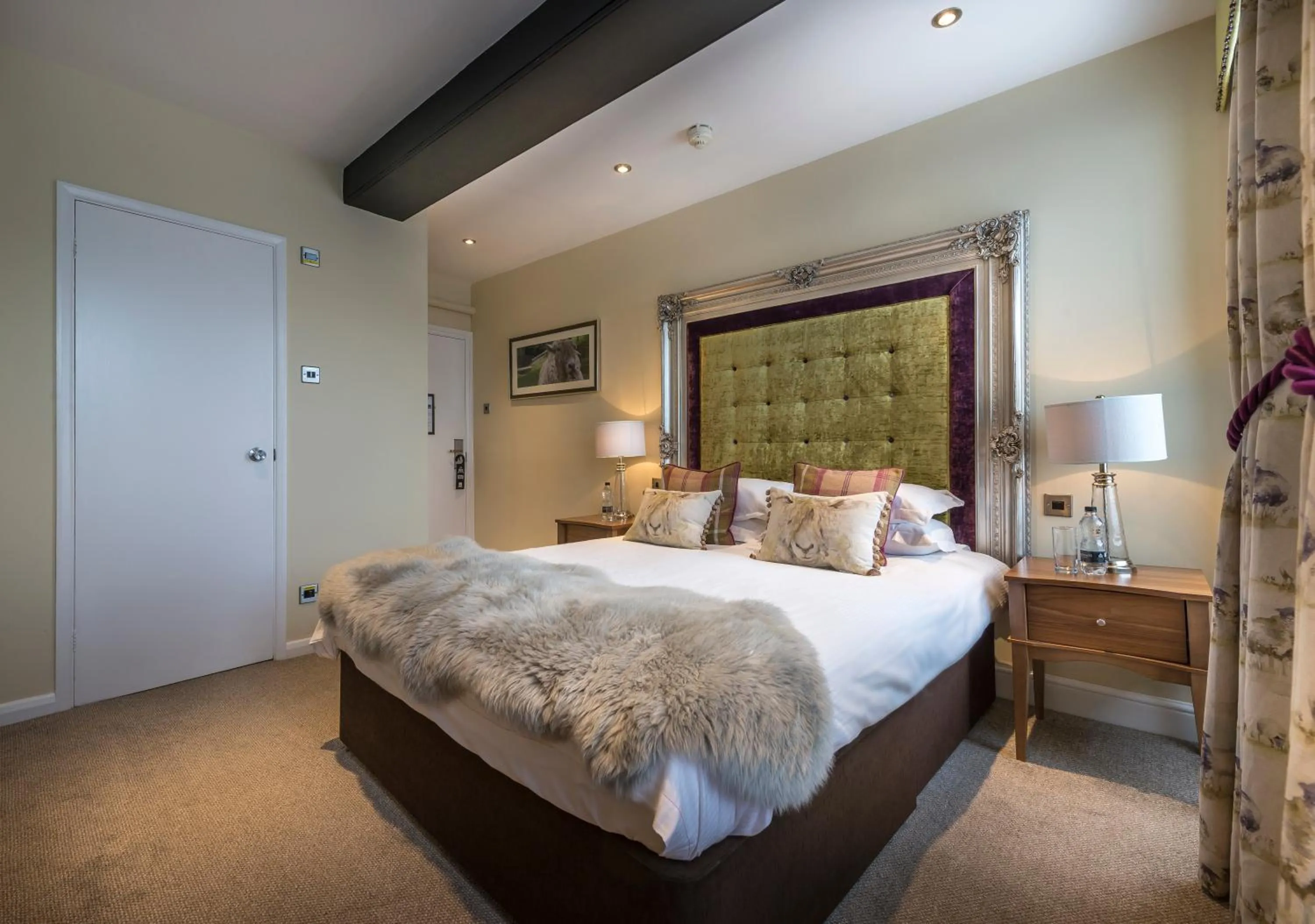 Bedroom, Bed in The White Hart Royal, Moreton-in-Marsh, Cotswolds - The Coaching Inn Group