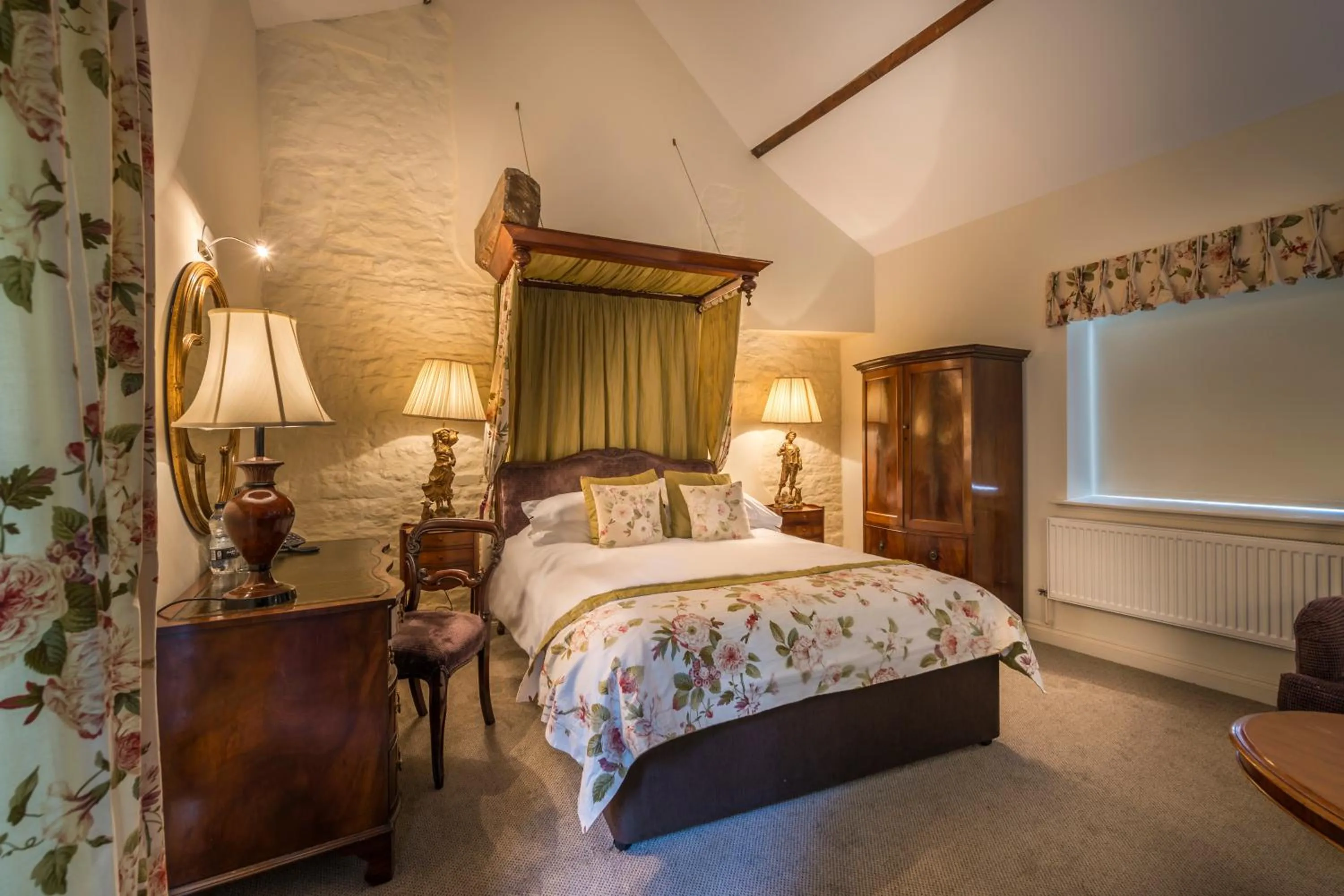 Bedroom, Bed in The White Hart Royal, Moreton-in-Marsh, Cotswolds - The Coaching Inn Group