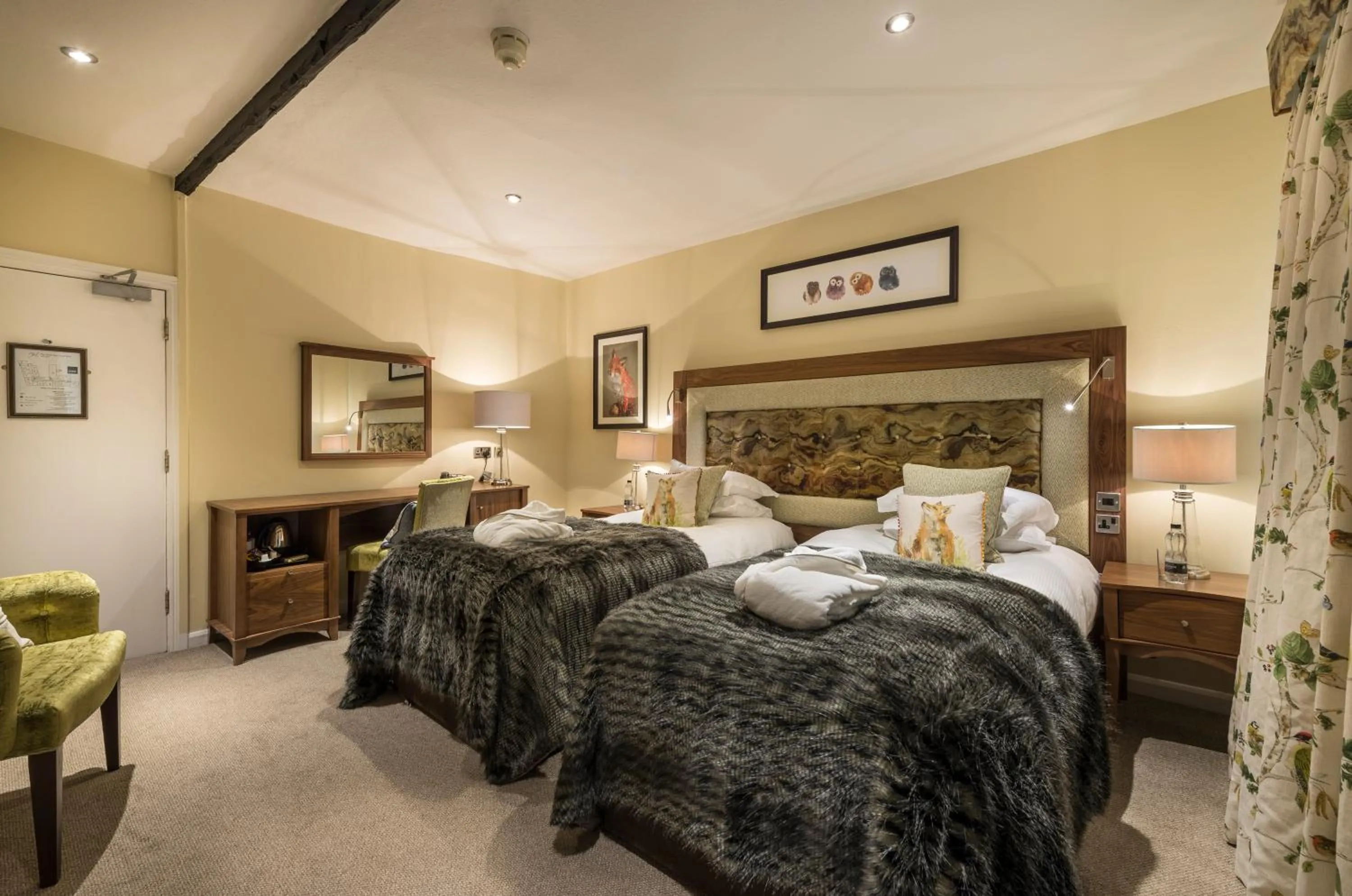 Bedroom, Bed in The White Hart Royal, Moreton-in-Marsh, Cotswolds - The Coaching Inn Group
