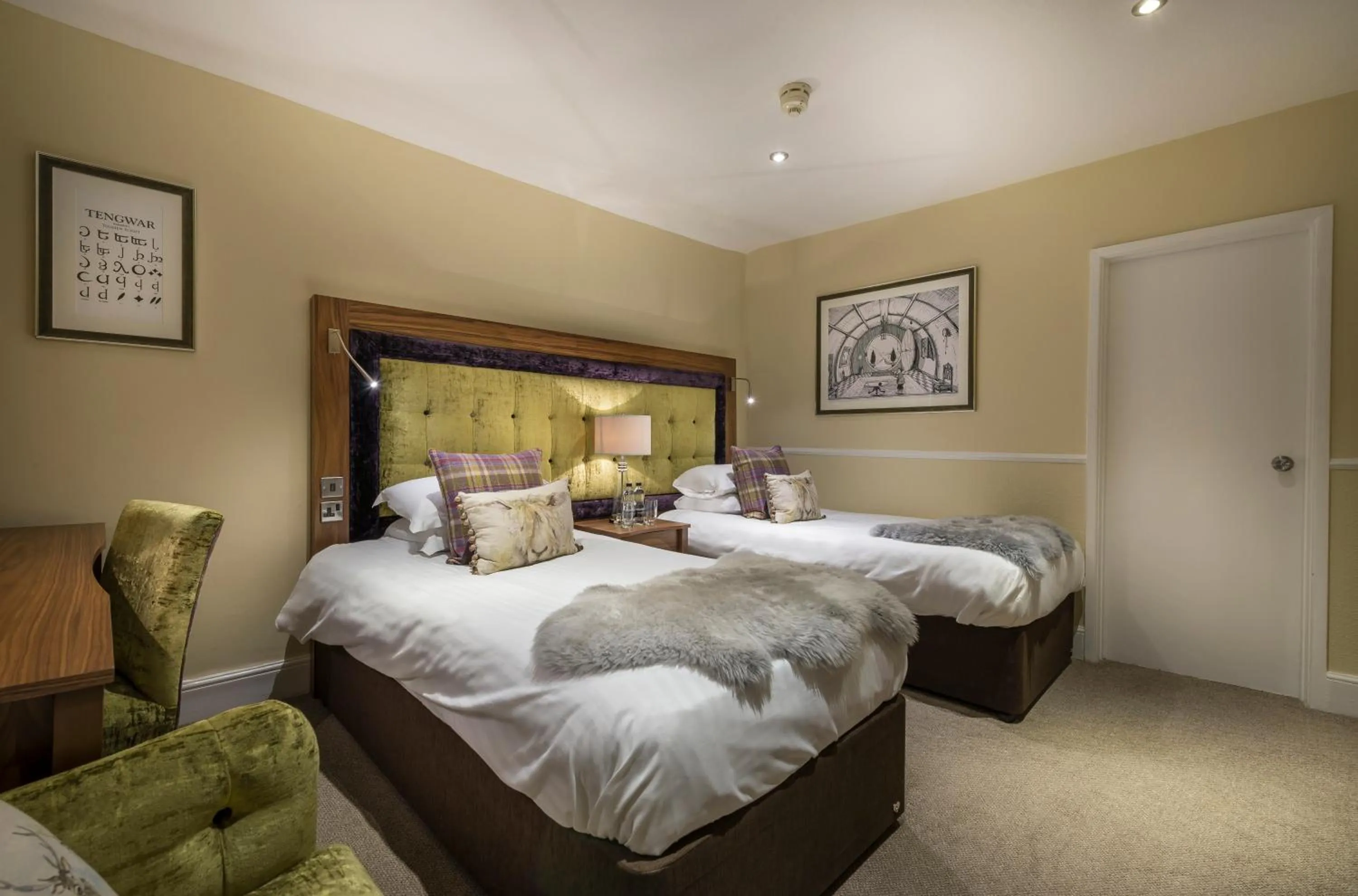 Bedroom, Bed in The White Hart Royal, Moreton-in-Marsh, Cotswolds - The Coaching Inn Group