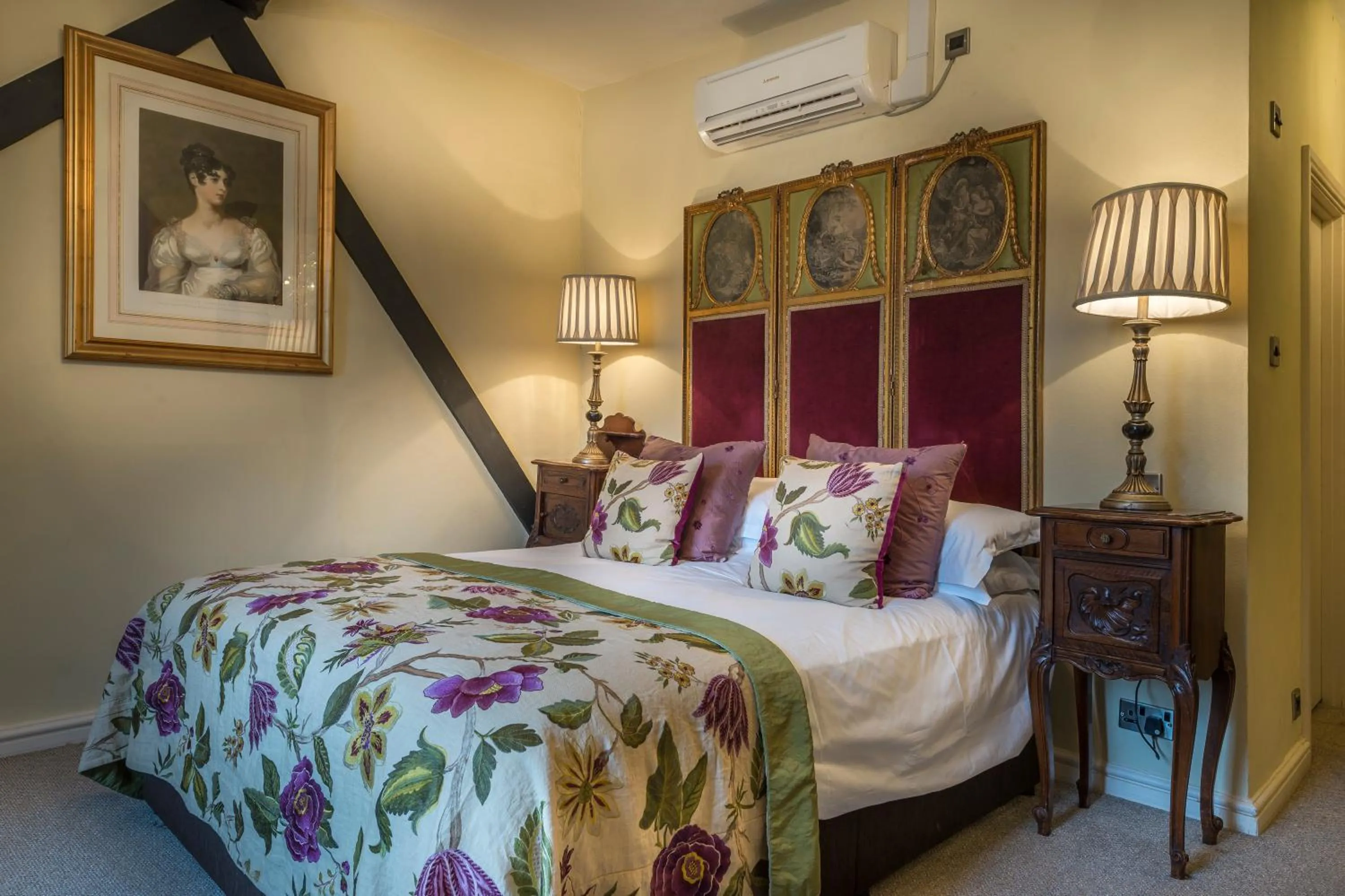 Bedroom, Bed in The White Hart Royal, Moreton-in-Marsh, Cotswolds - The Coaching Inn Group