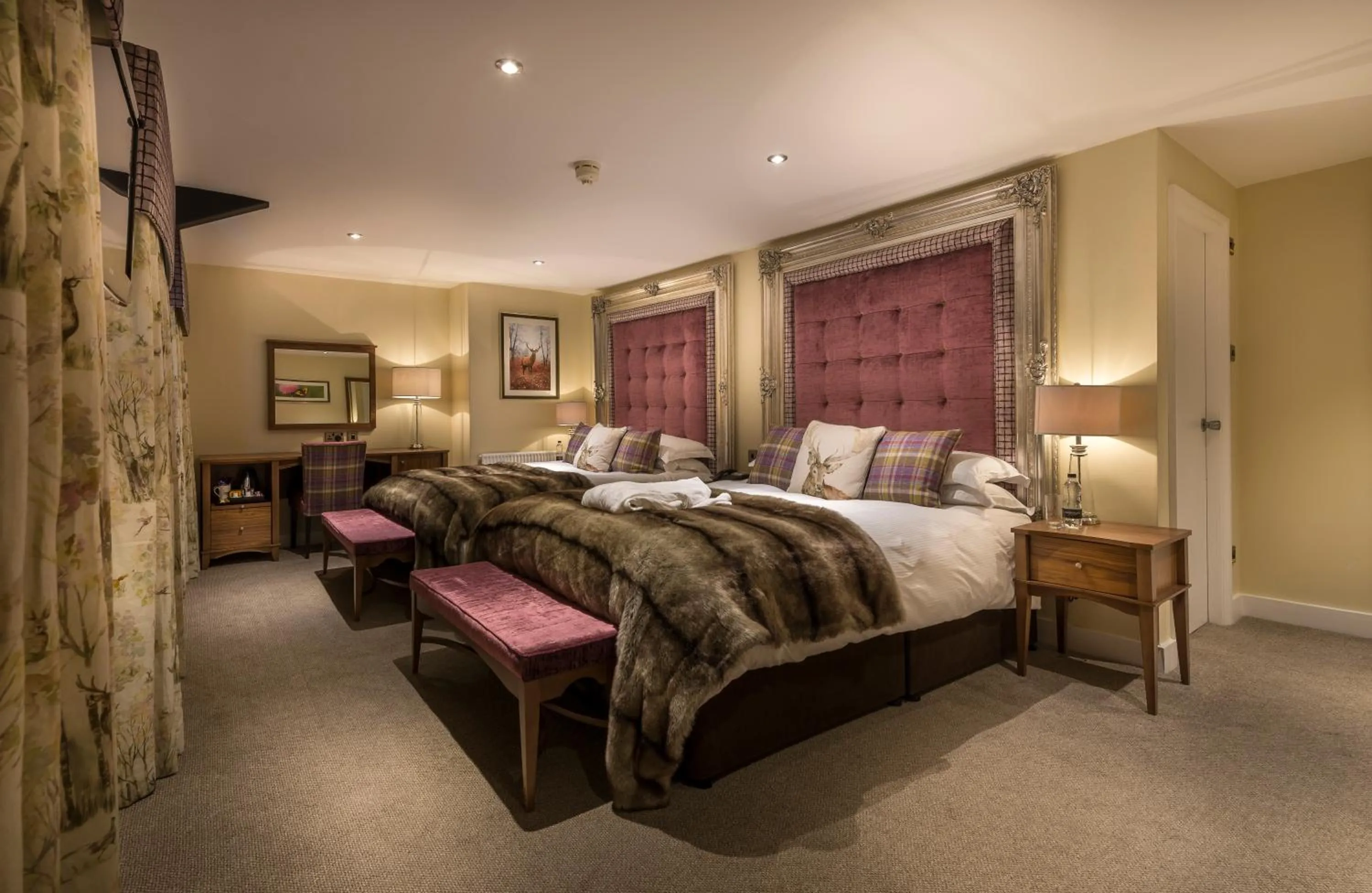 Bedroom, Bed in The White Hart Royal, Moreton-in-Marsh, Cotswolds - The Coaching Inn Group