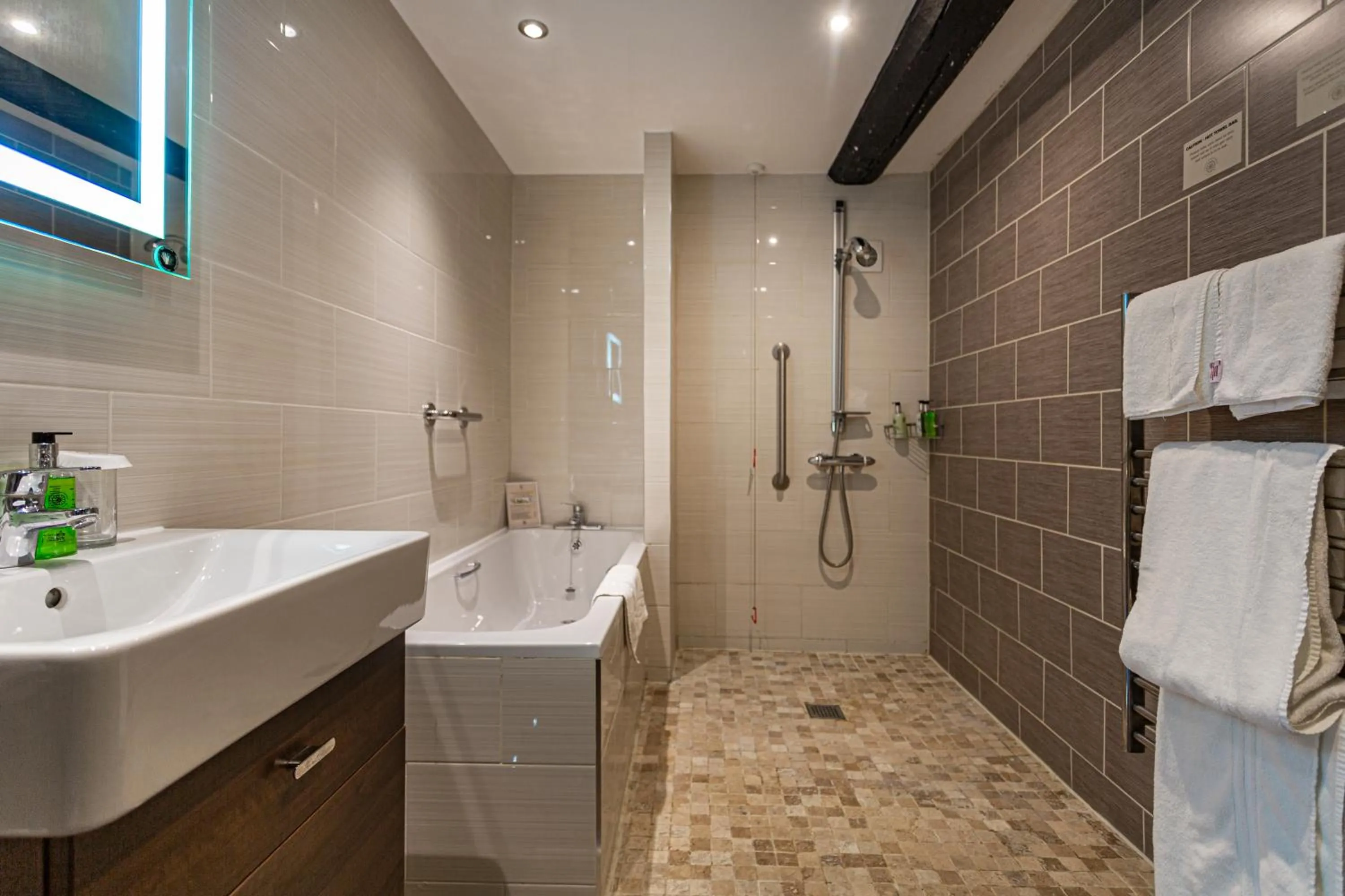 Bathroom in The White Hart Royal, Moreton-in-Marsh, Cotswolds - The Coaching Inn Group